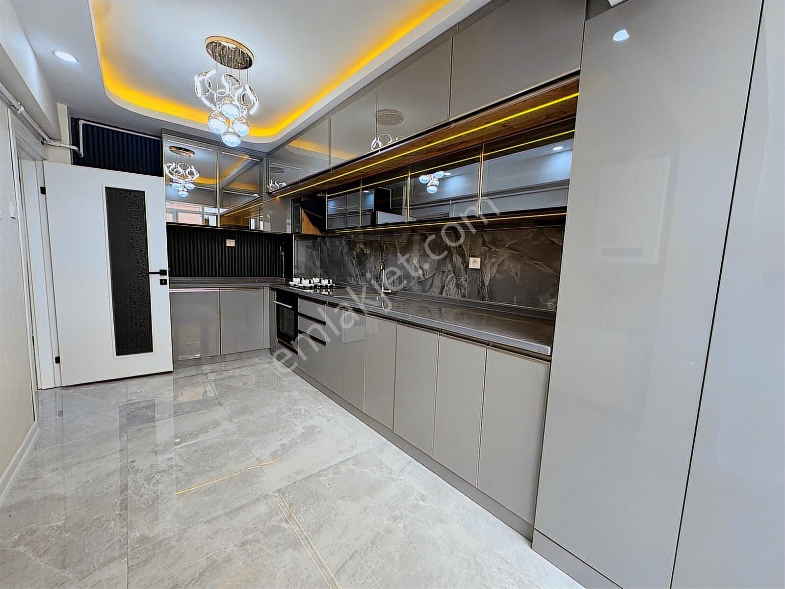 Ulukan'dan Yaşar Kemal Cad. Üzeri E.banyolu G. Odalı Ultra Lüks