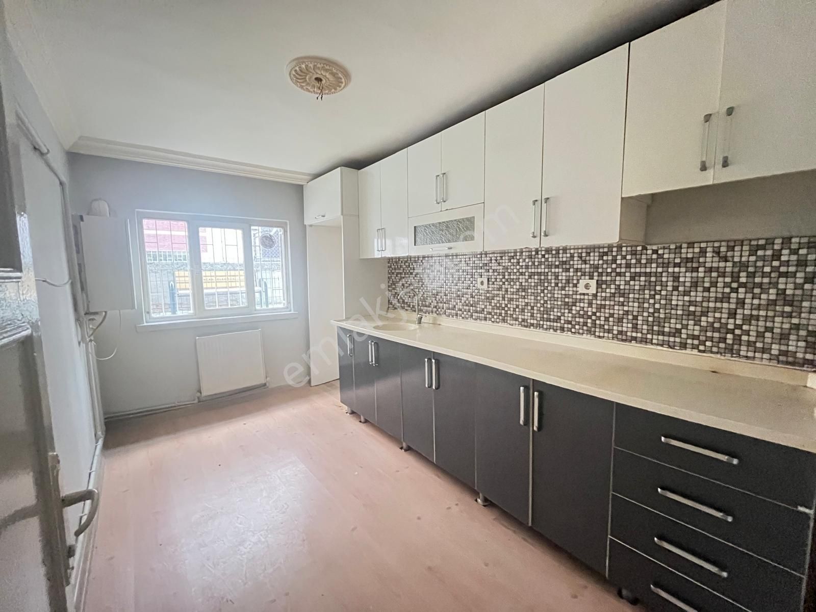 Koza Emlak'tan Plevne Mahalesinde Çift Girişli Bağımsız 3+1 Yapılı Satılık Daireee