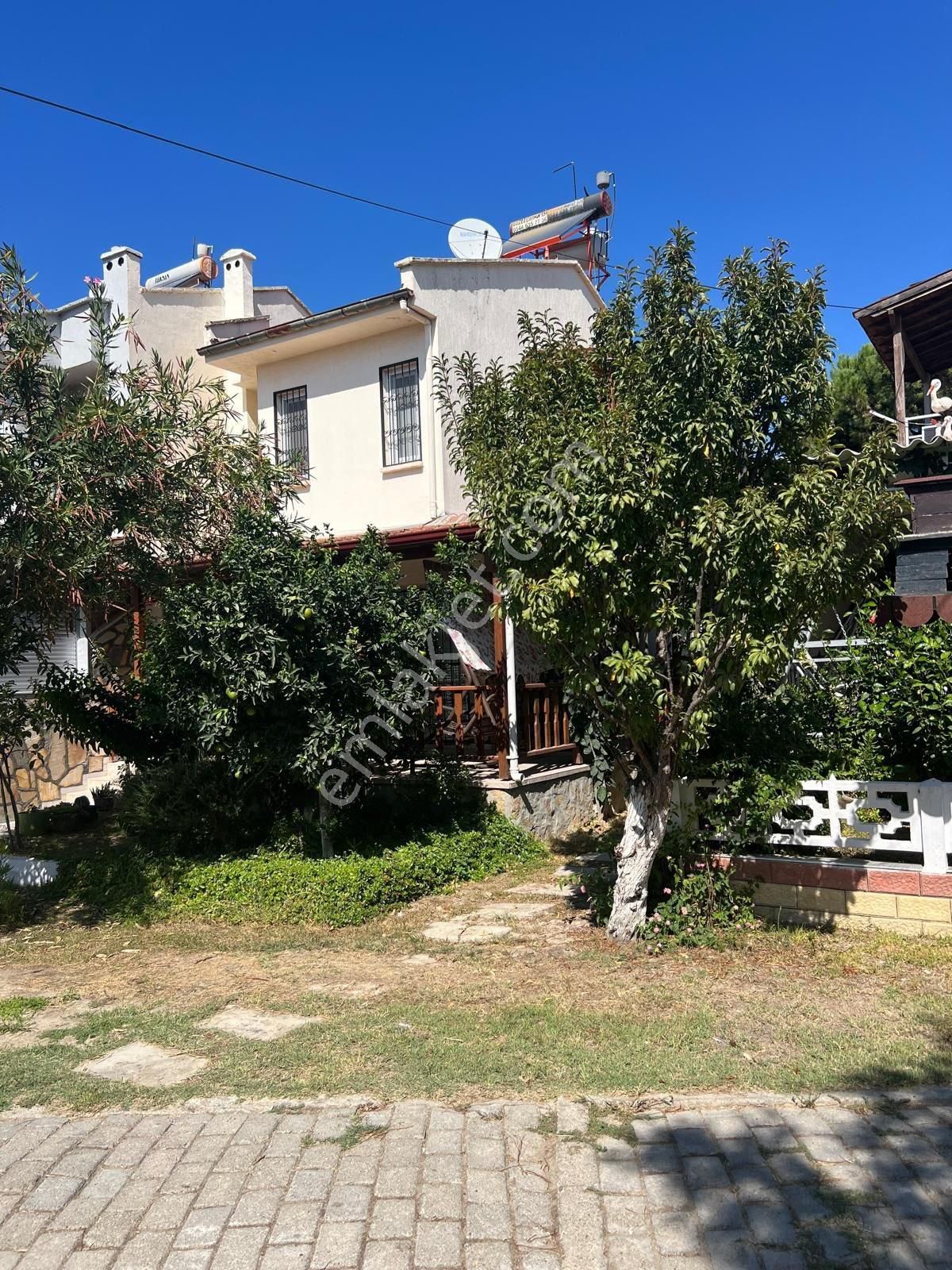 Kuşadası’nda Havuzlu Sitede Bahçeli Satılık Yaz