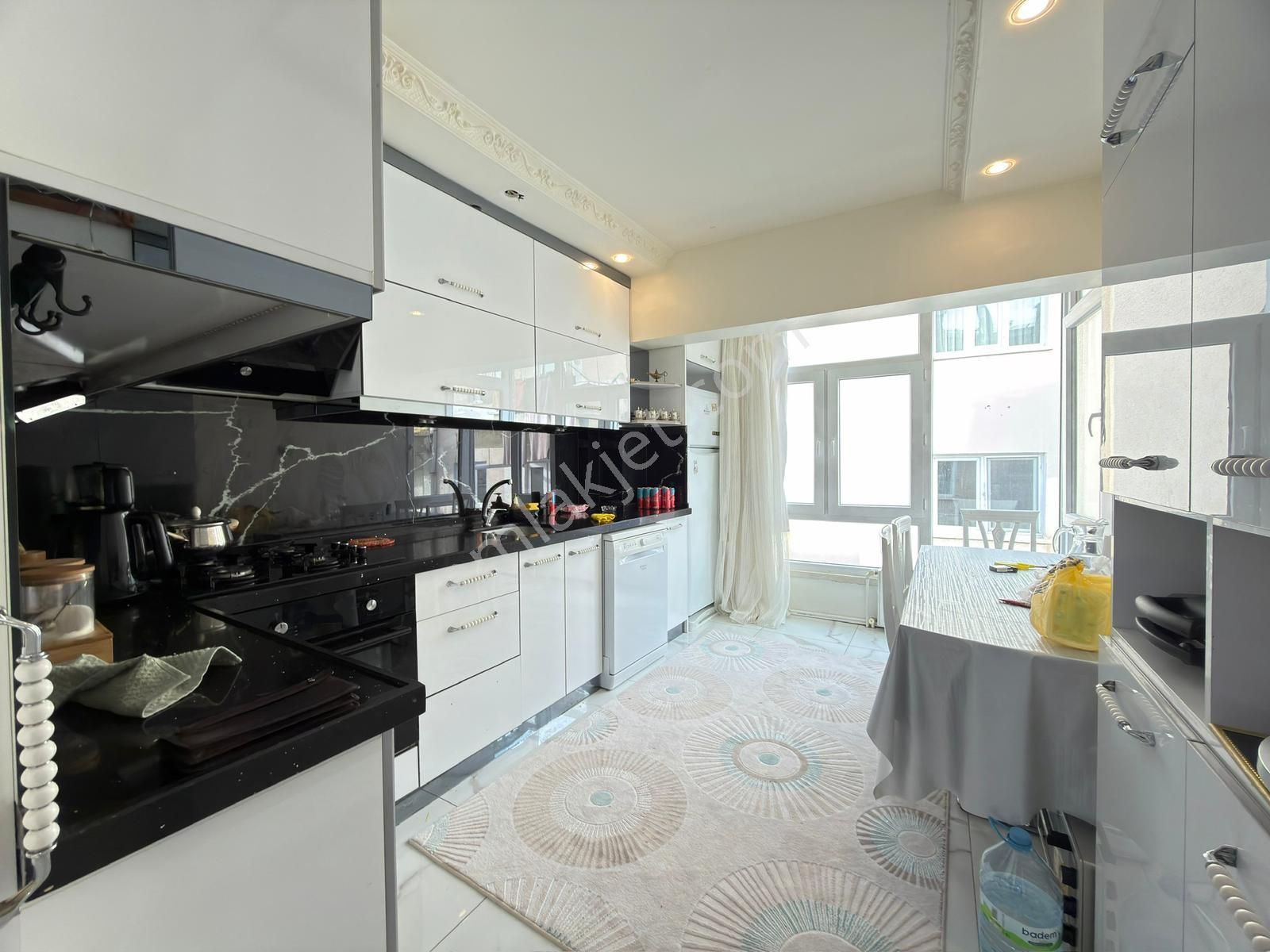 Kariyer'den Etlik'de Cadde Yanı Katta Yapılı 3+1 Fırsat Daire!