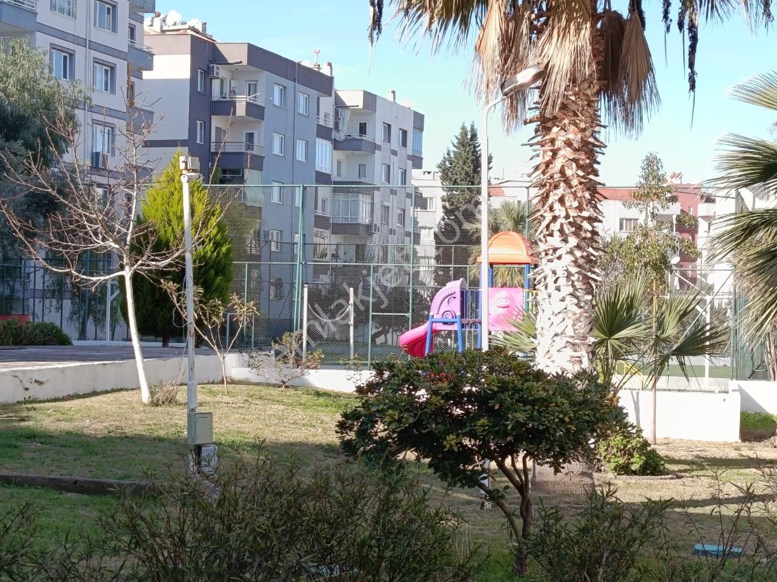 Kuşadası Meram Sitesinde Satılık 2+1