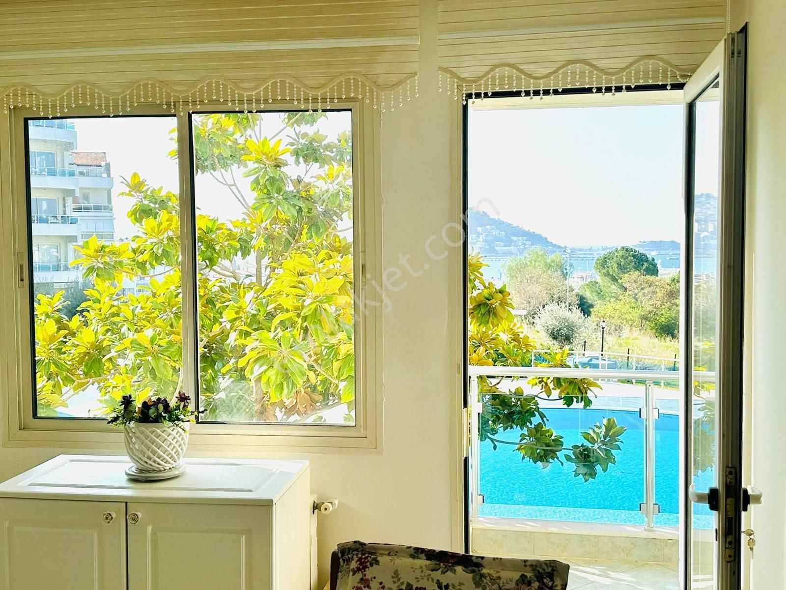 Kuşadası Marinada Deniz Manzaralı Havuzlu Sitede - Görsel 5