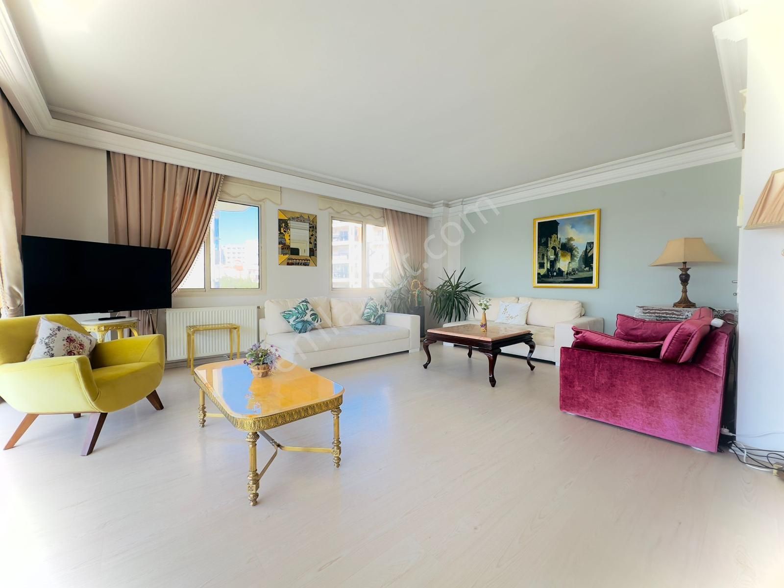 Kuşadası Marinada Deniz Manzaralı Havuzlu Sitede - Görsel 8