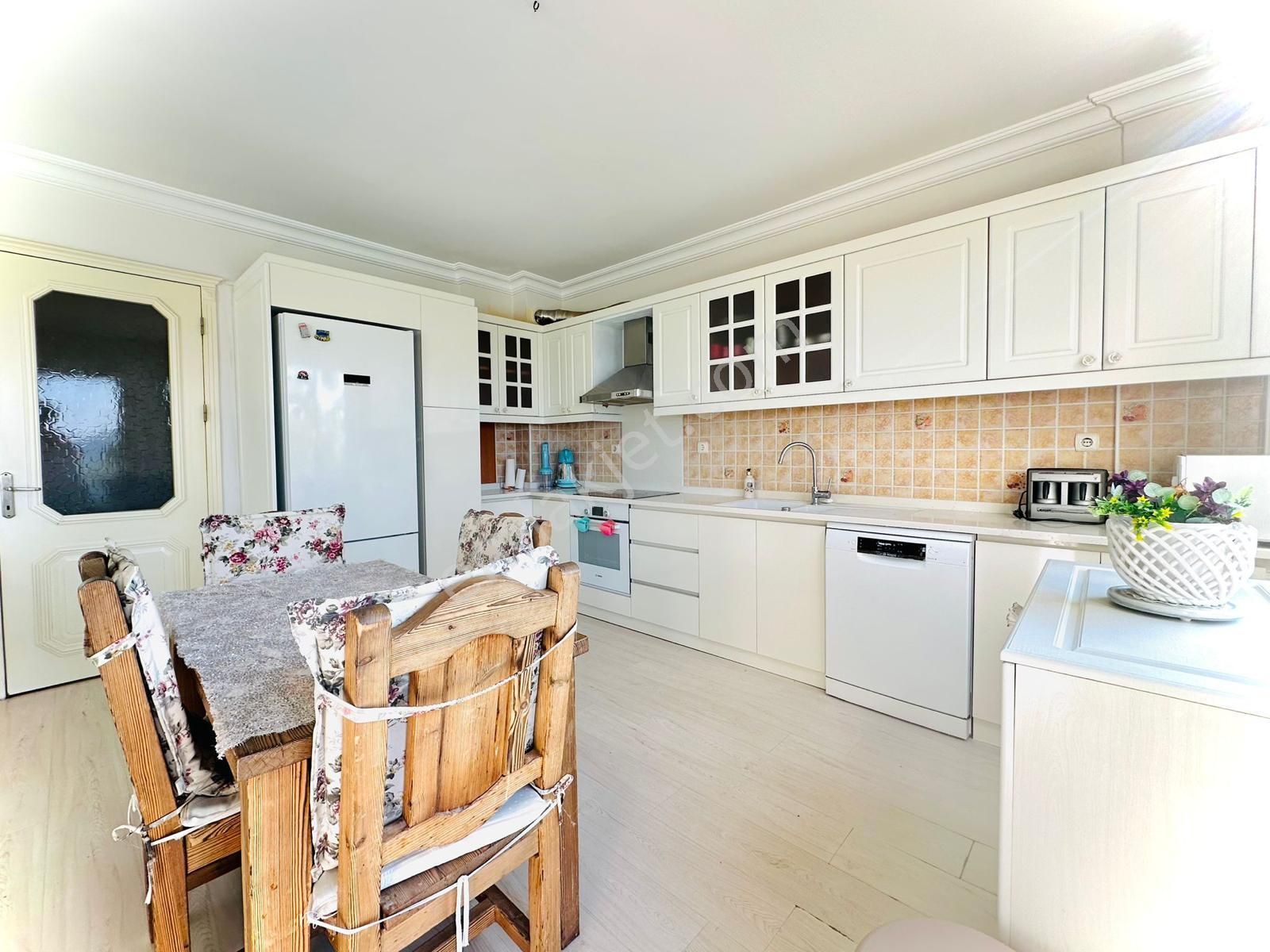 Kuşadası Marinada Deniz Manzaralı Havuzlu Sitede - Görsel 4