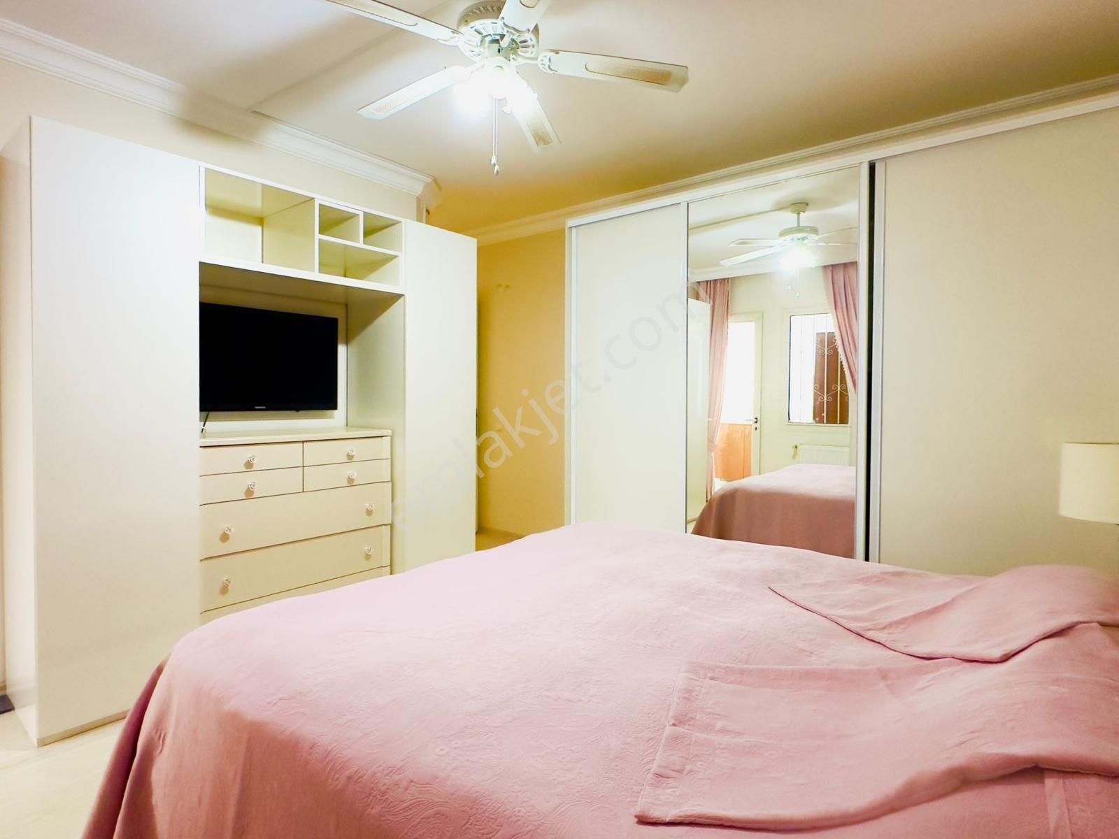 Kuşadası Marinada Deniz Manzaralı Havuzlu Sitede - Görsel 18