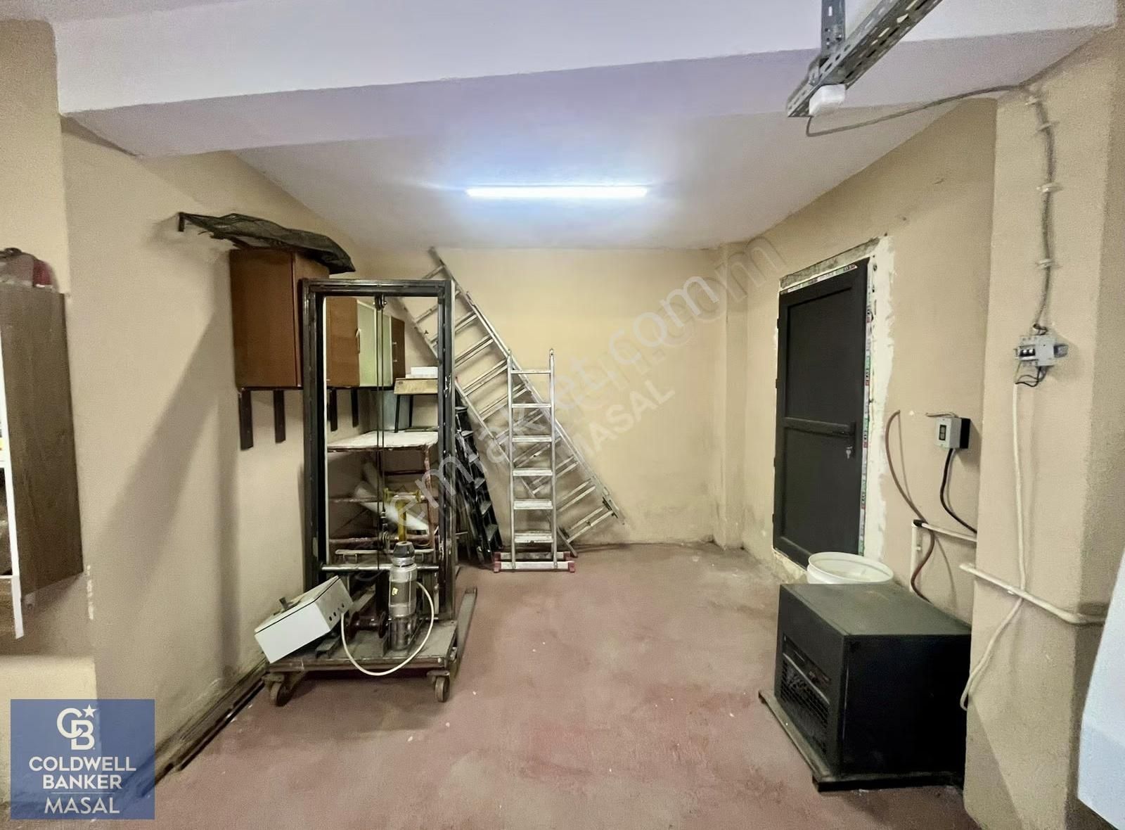 Samandıra Osmangazi Mh Satılık Depolu Yük Asansörlü 350m2 Dükkan