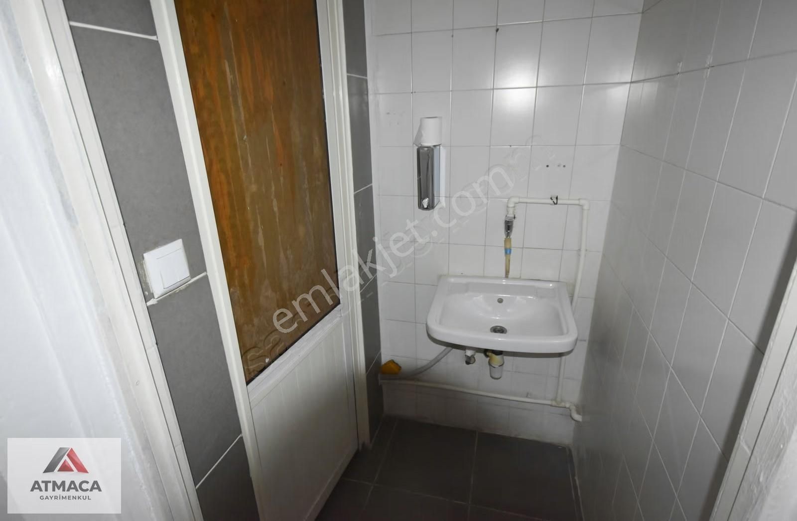 Sefaköy Halkalı Caddesine 2.bina 3.katlı 300 M2 Kiralık İşyeri