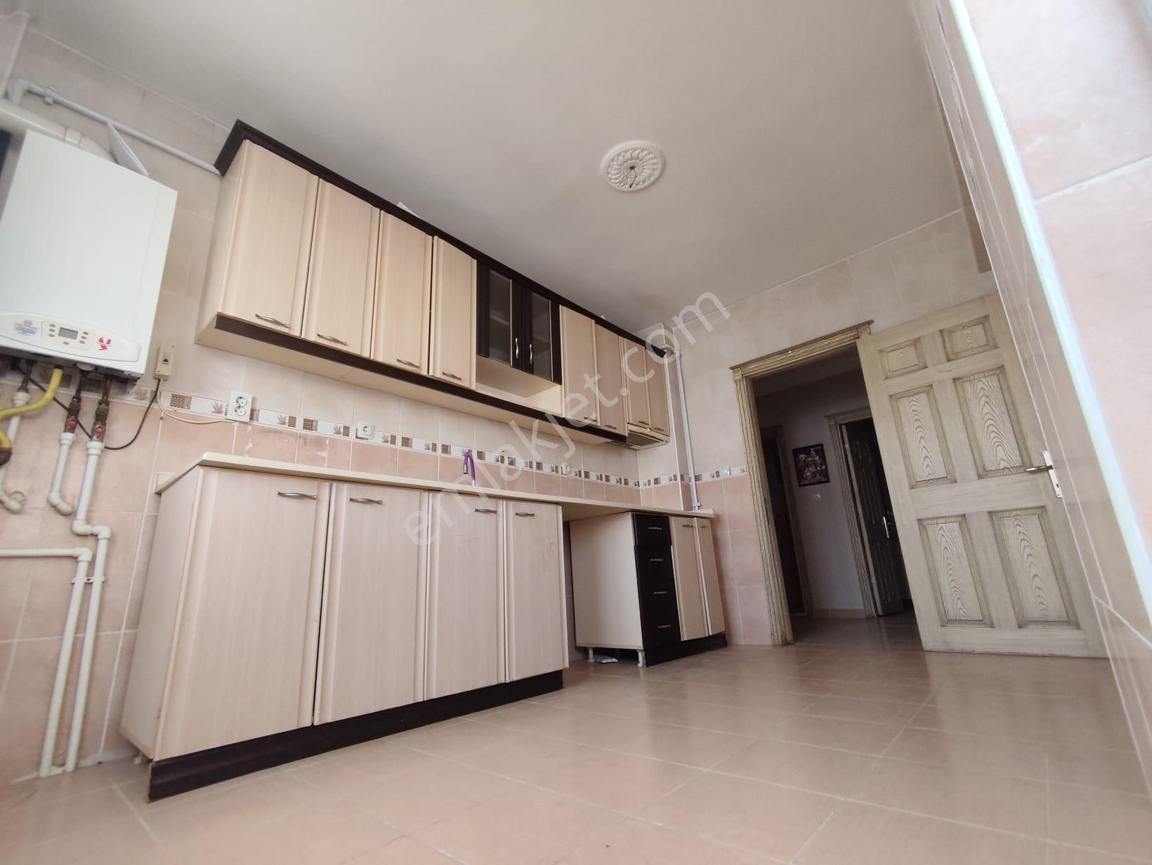 Yılmaz Gayrimenkulden Cadde Uzerı Asansorlü Kacırılmayacak 3+1 Fırsat Dairesi