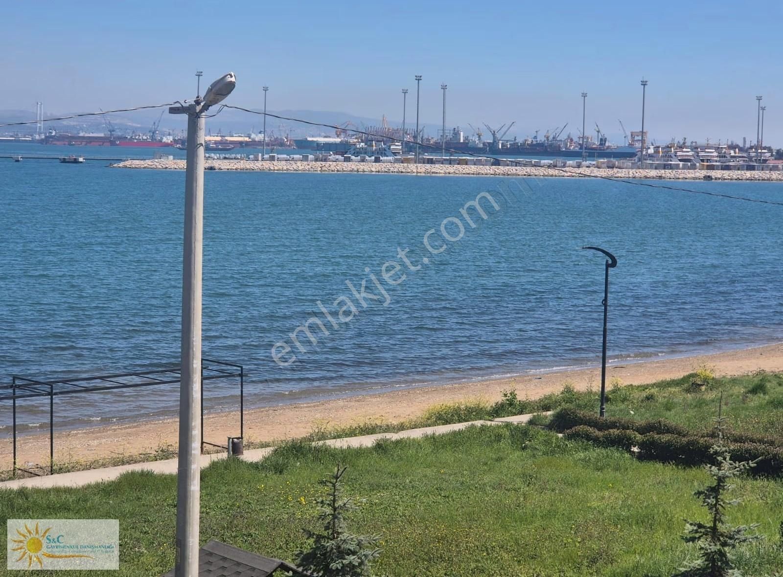 Yalova Taşköprü'de Zuhalkent'te Denize Sıfır İçi Temiz 2+1