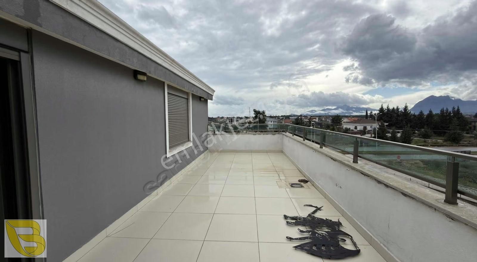 Yeşilbayırda Muhteşem Konumda Havuzlu Satılık 6+1 Dubleks Daire