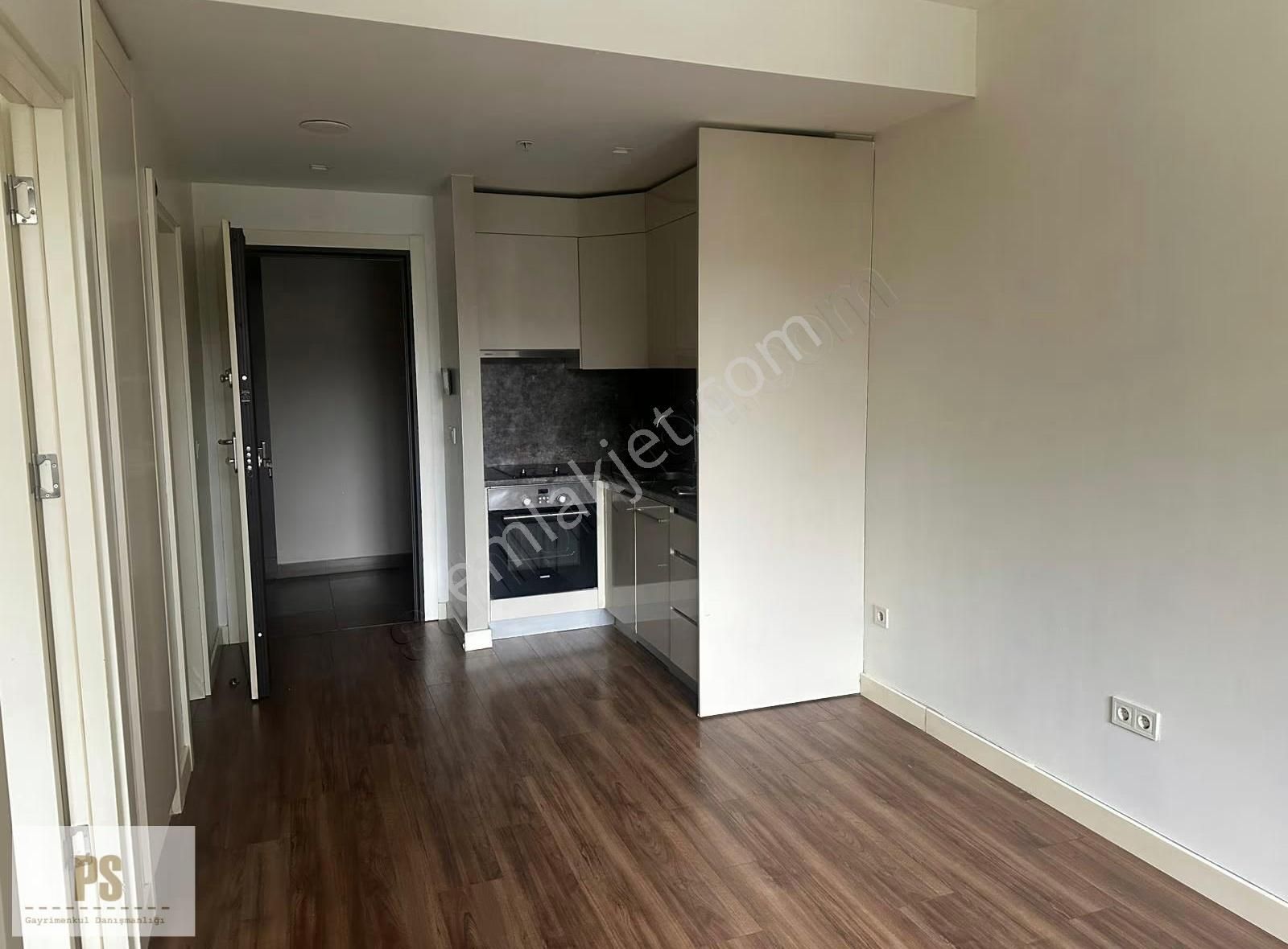 Satış Ve Kiralama Ofisinden Havuz Cephe Satılık Boş 1+1daire