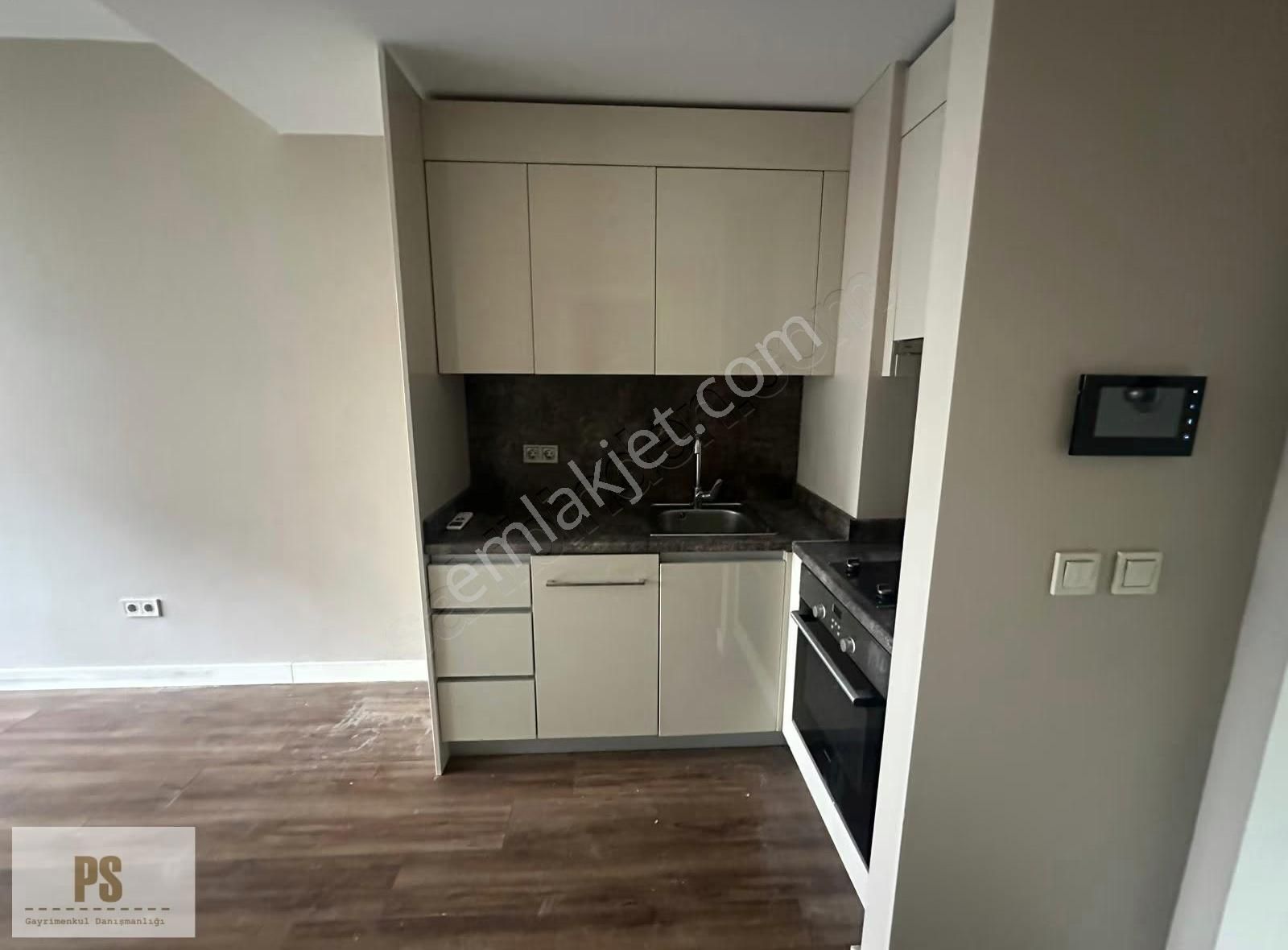 Satış Ve Kiralama Ofisinden Kiracılı Satılık 1+1 Daire