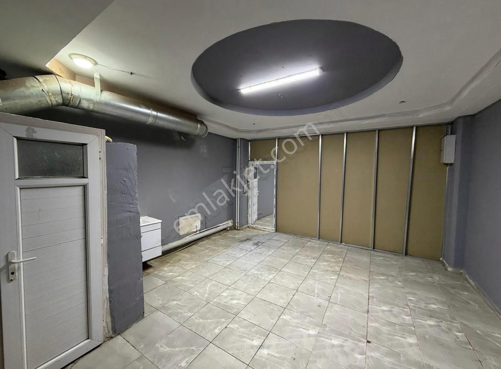 Yeşillik Caddesi'nde Kiralık Dükkan - 50m², Yüksek Tabela Değeri