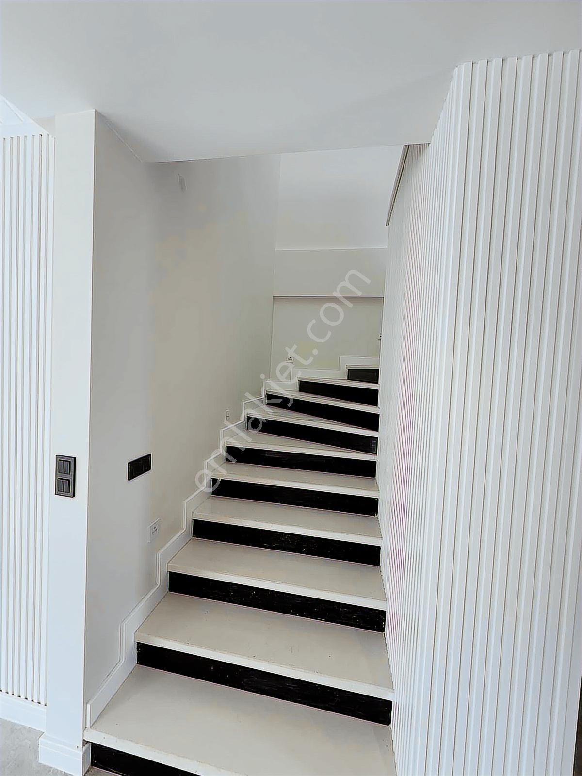 Önerlerde Mükemel Konumda Kiralık 3+1 Villa - Görsel 22