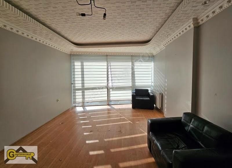 Beylikdüzü Yakuplu İş Merkezi Katnda Kiralık 2+1 Daire