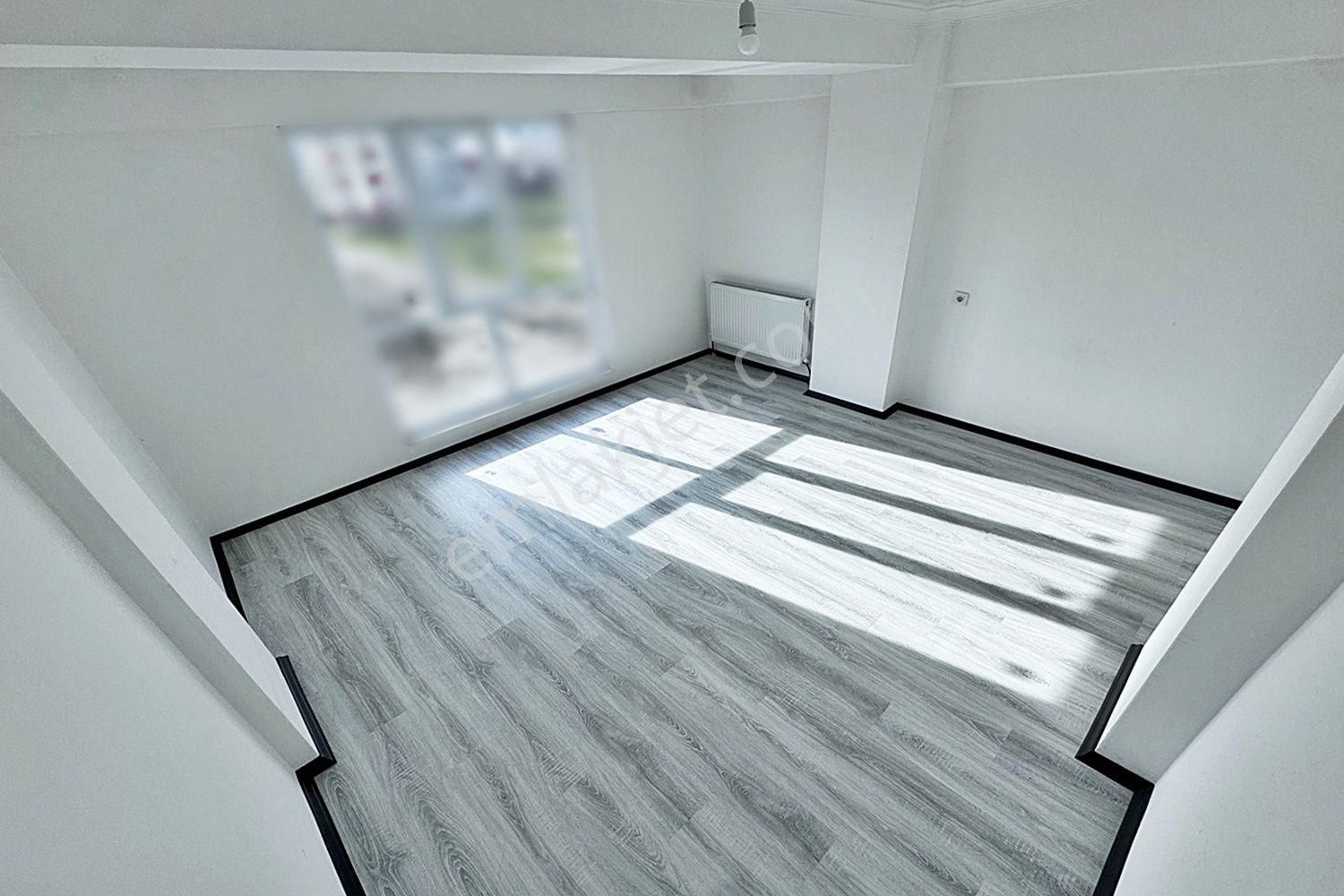 Akyüz Gayrimenkul Den; Merkezı Konumda Iskanlı,kombılı Satılık 2+1 Daire - Görsel 3