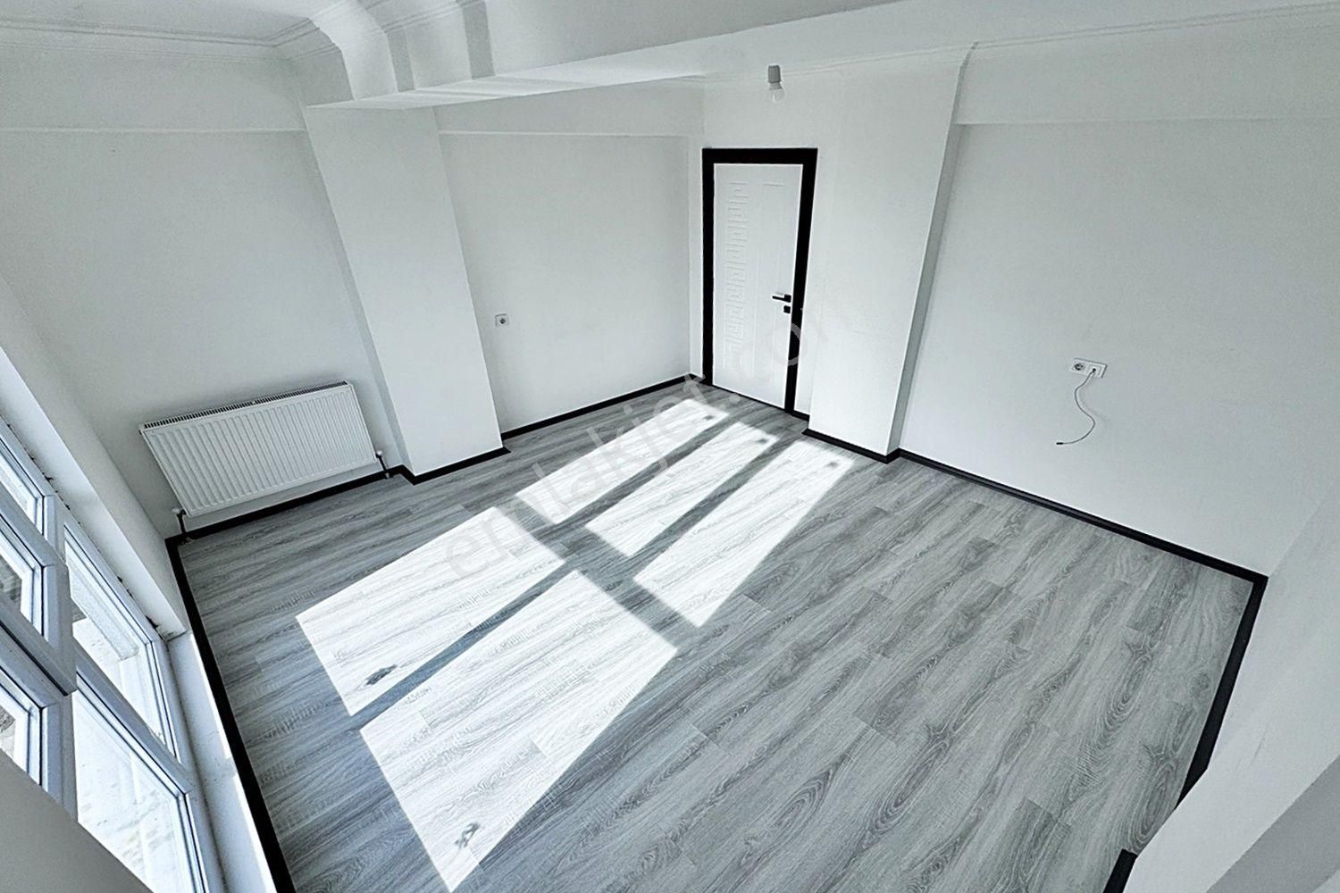 Akyüz Gayrimenkul Den; Merkezı Konumda Iskanlı,kombılı Satılık 2+1 Daire - Görsel 5