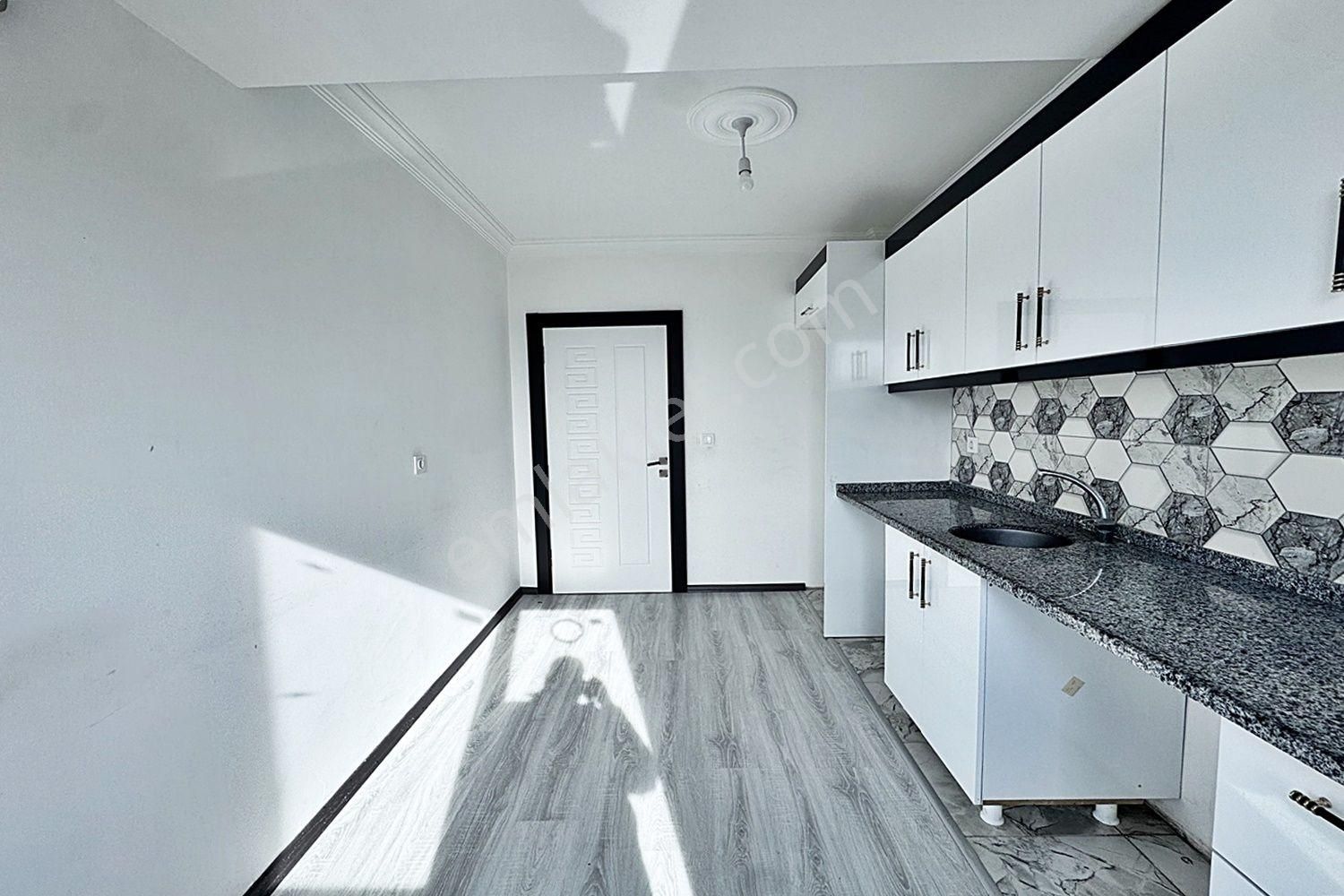 Akyüz Gayrimenkul Den; Merkezı Konumda Iskanlı,kombılı Satılık 2+1 Daire - Görsel 9