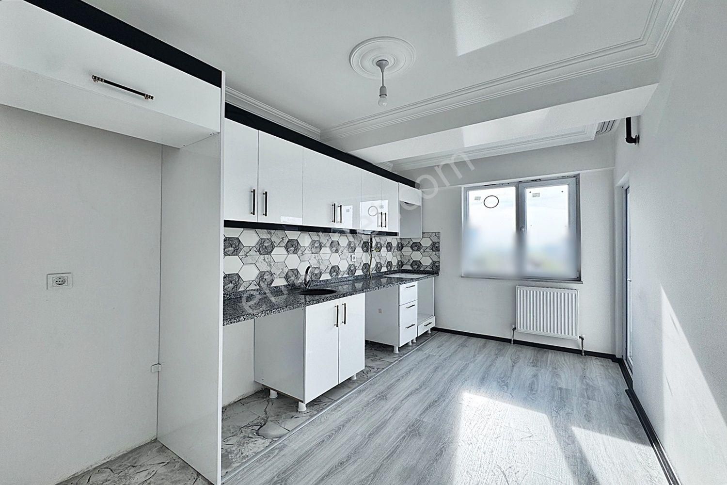 Akyüz Gayrimenkul Den; Merkezı Konumda Iskanlı,kombılı Satılık 2+1 Daire