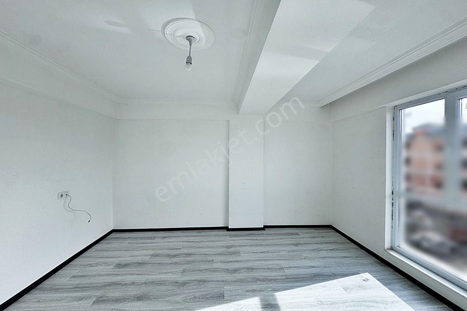 Akyüz Gayrimenkul Den; Merkezı Konumda Iskanlı,kombılı Satılık 2+1 Daire - Görsel 2