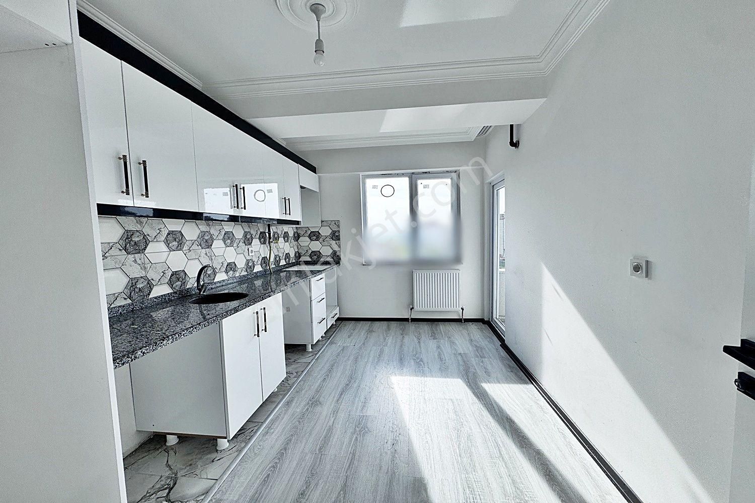 Akyüz Gayrimenkul Den; Merkezı Konumda Iskanlı,kombılı Satılık 2+1 Daire - Görsel 18