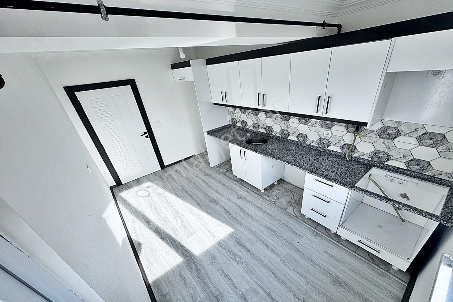 Akyüz Gayrimenkul Den; Merkezı Konumda Iskanlı,kombılı Satılık 2+1 Daire - Görsel 8