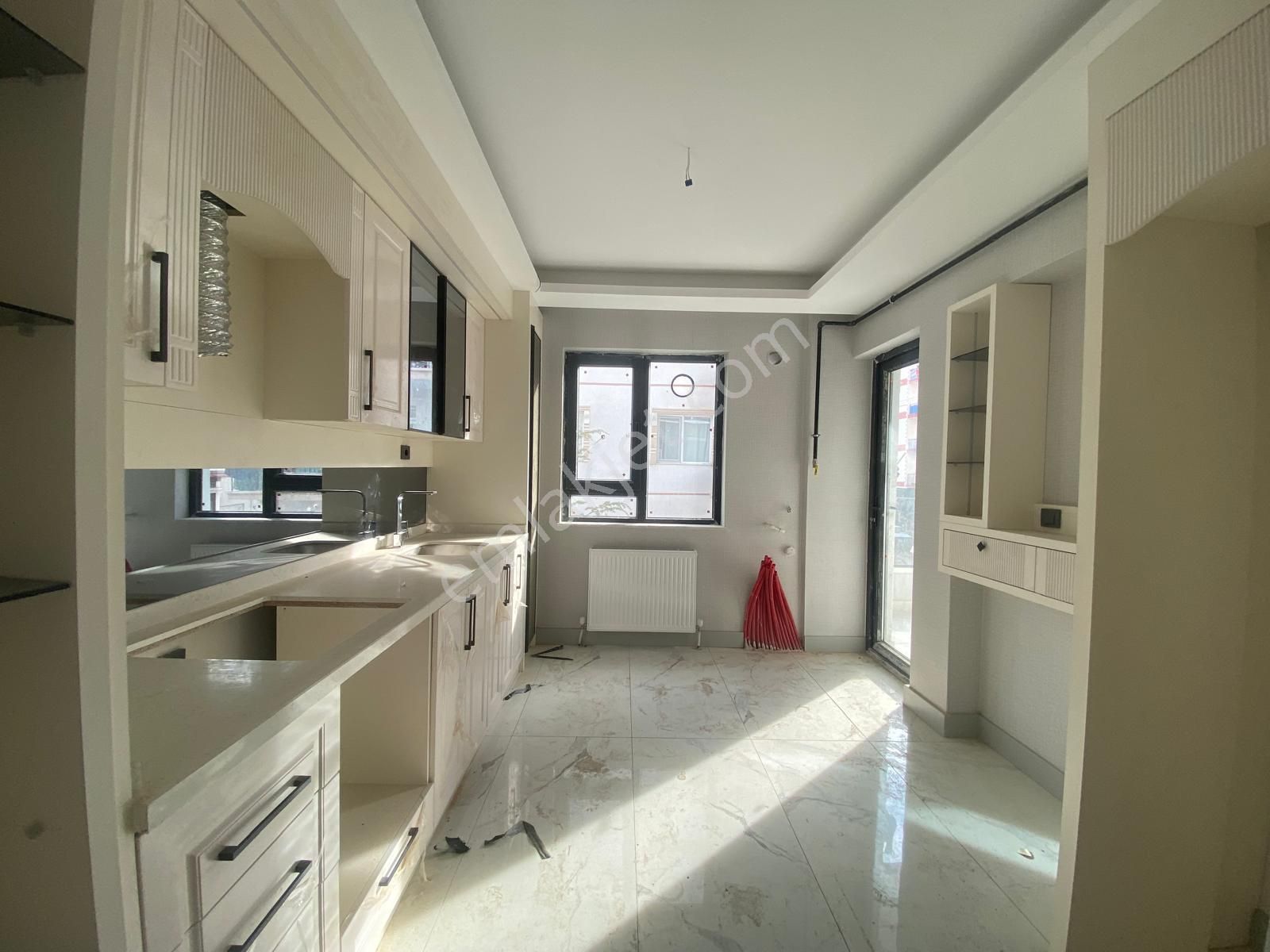 Koza Emlaktan Akşemsettin Mahalesinde Ara Katta Geniş 3+1 Sıfır Satılık Daire