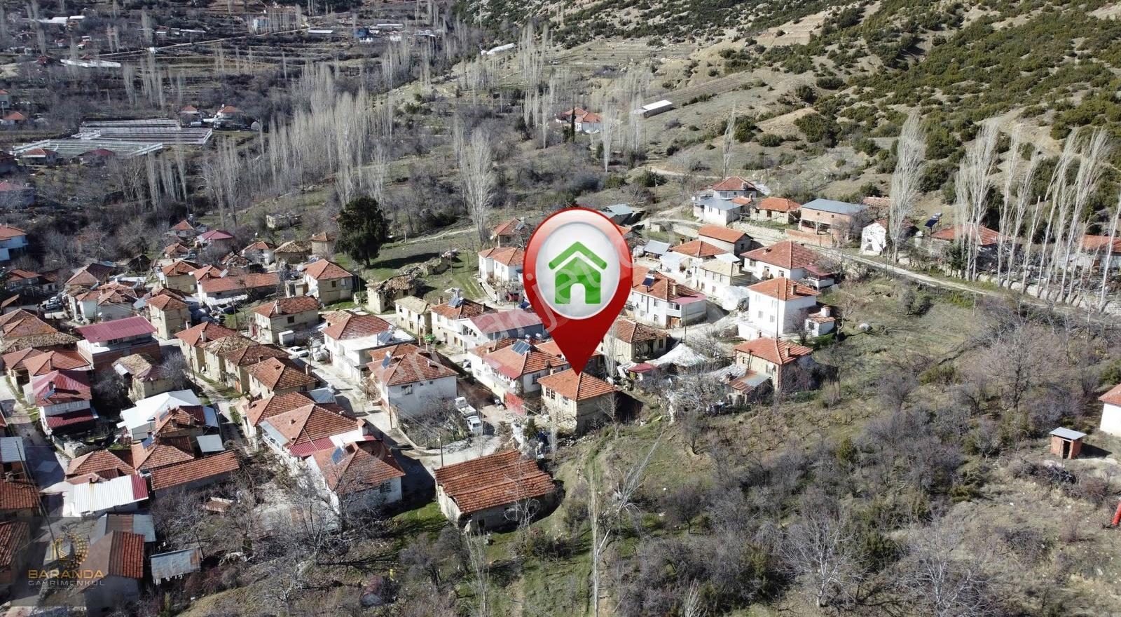 İslamlar Mahallesinde 216 M² Arsa İçinde 2 Katlı Kerpiç Ev