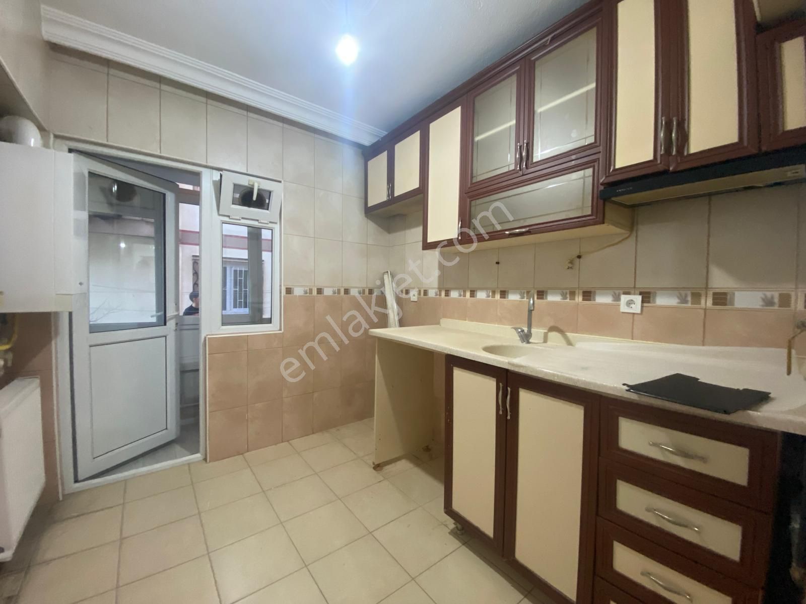 Koza Emlak'tan Akşemsettin Mahalesinde Full Yapılı Bağımsız Satılık Dairee