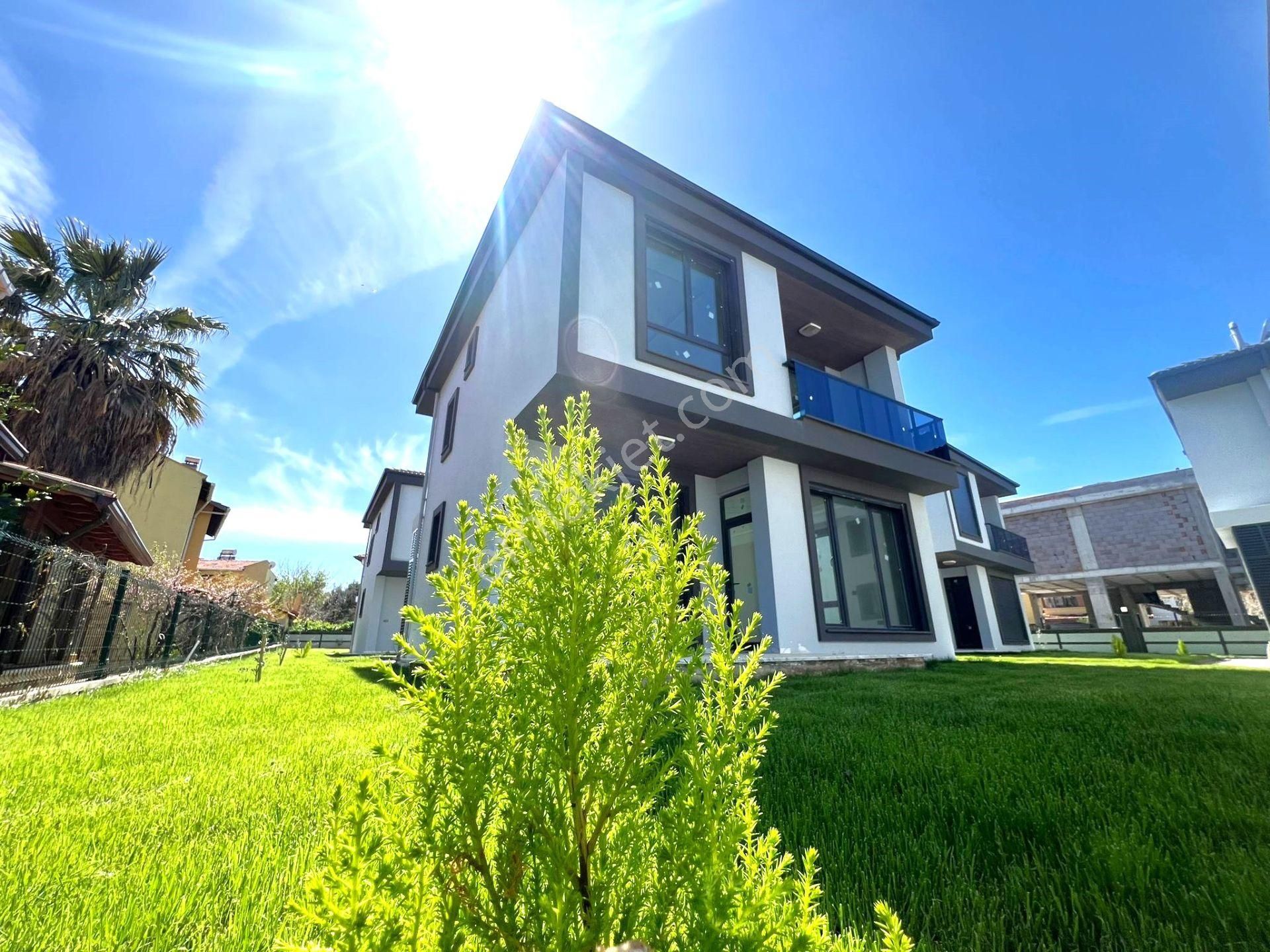 Burhaniye Pelitköy'de Aygülden Sıfır Denize100mt Nezih Siteiçi Bağımsız Ultra Lüks 3+1 Satılık Villa