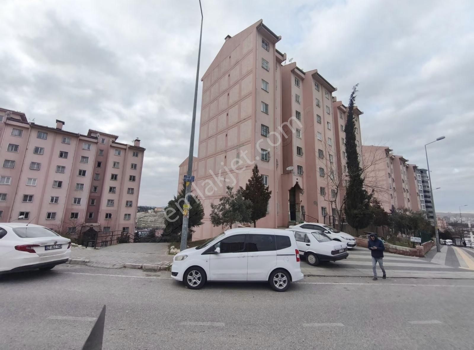 Seyran Emlak'tan Merkezi Konumda Toki Fg Bloklarda Satlık 2+1