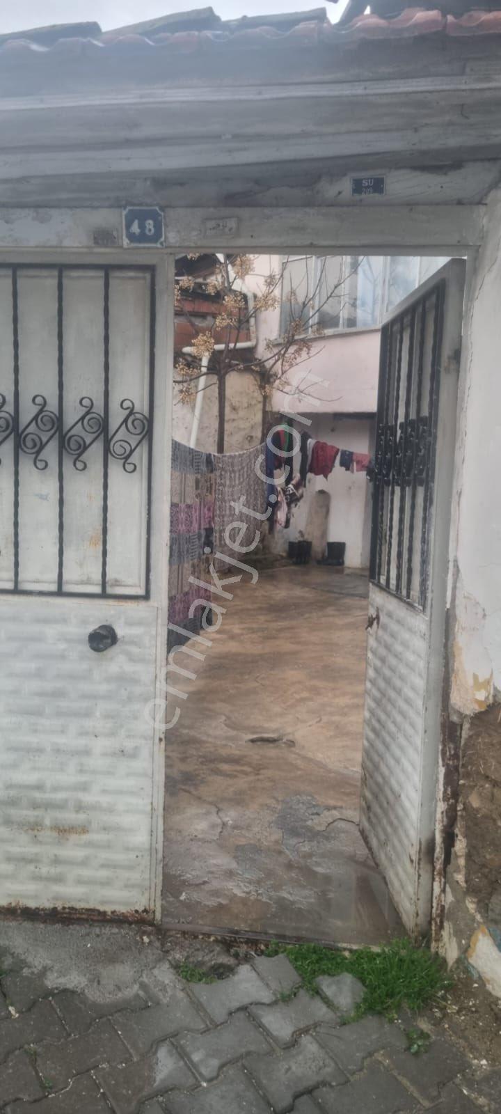 Akhisar Zeytinliova’da Köy İçinde 2 Katlı Satılık Müstakil Köy Evi