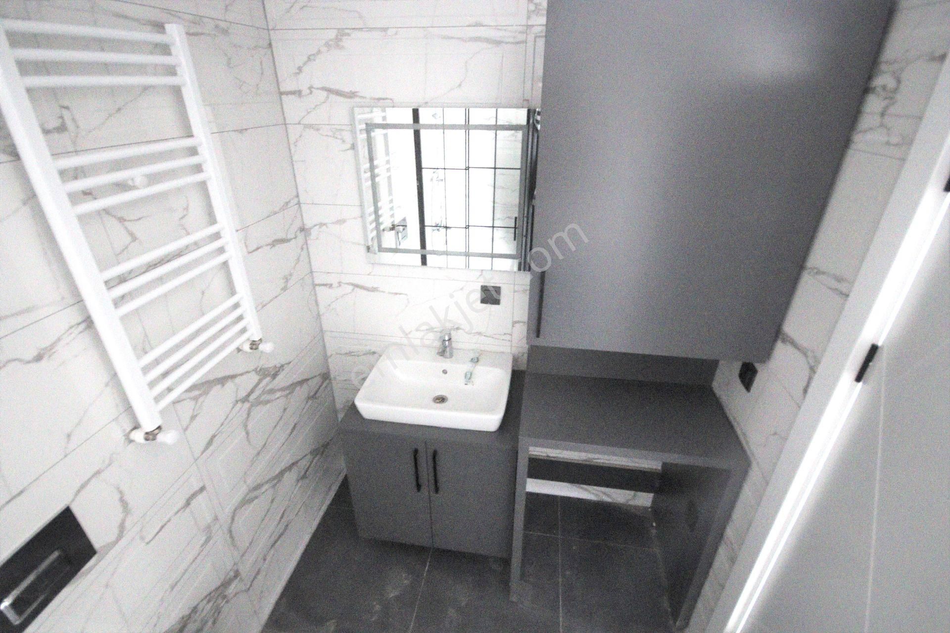 Burhaniye Pelitköy'de Aygülden Denize Sıfır Nezih Site İçi Havuzlu Bahçe Kullanımlı 2+1satılık Daire - Görsel 27