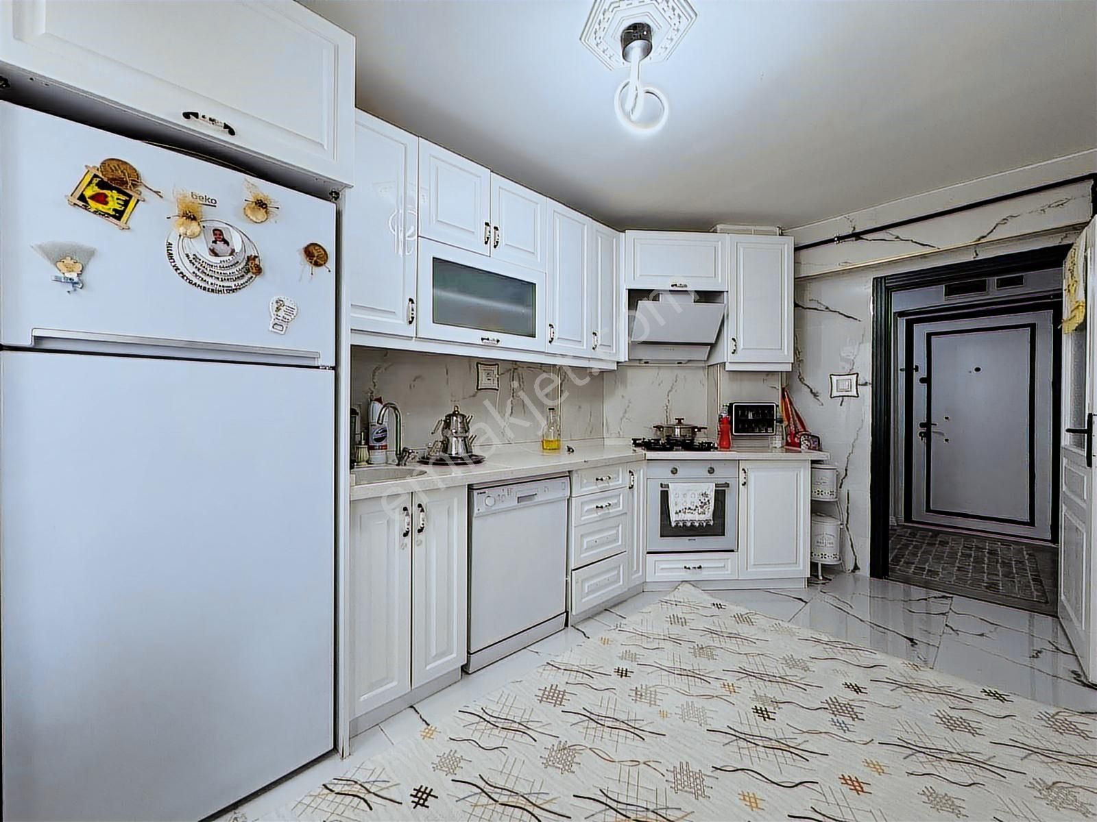 Erdinç Cadde Üzeri Lüx Yapılı Asansörlü Geniş Kullanımlı 3+1!!!!