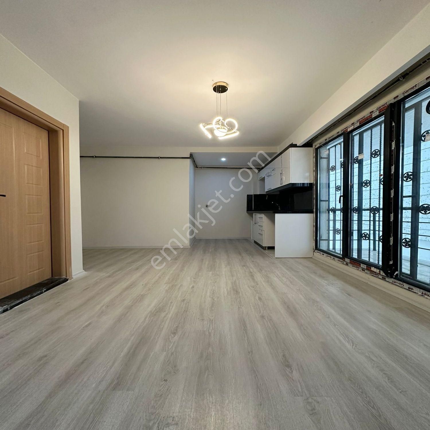 Akevler Mahallesinde Satılık 1+1 Teraslı Ara Kat Daire Fırsatı - Görsel 2