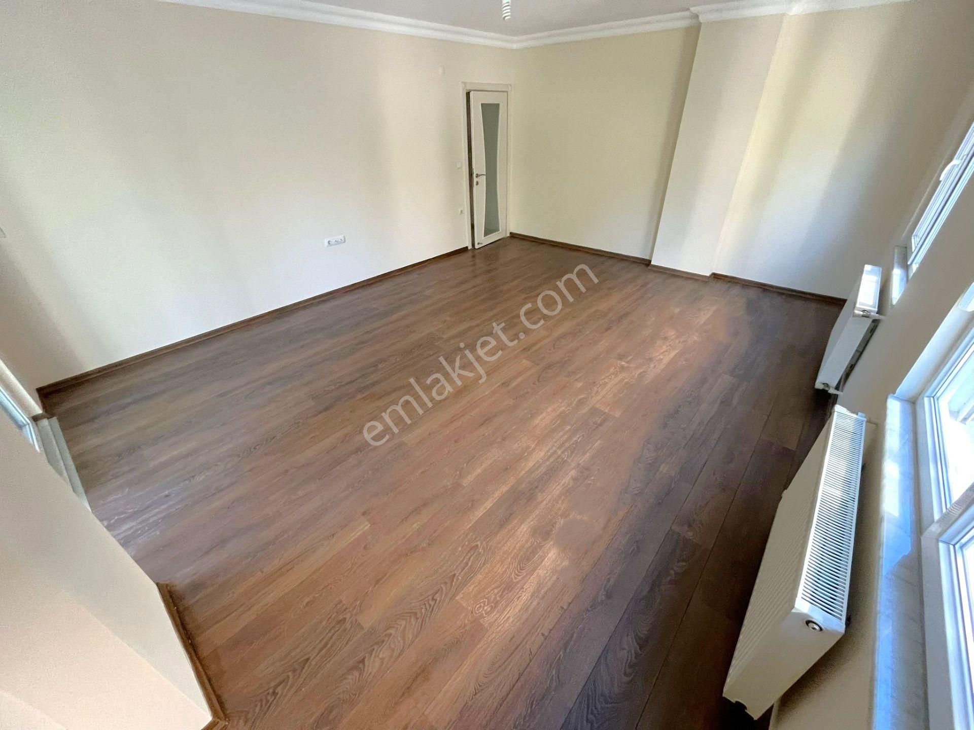 Akçay Merkez'de Aygülden Ayrı Mutfak 8 Yaşında Doğalgaz Kombili Geniş Çift Balkonlu 2+1satılık Daire - Görsel 5