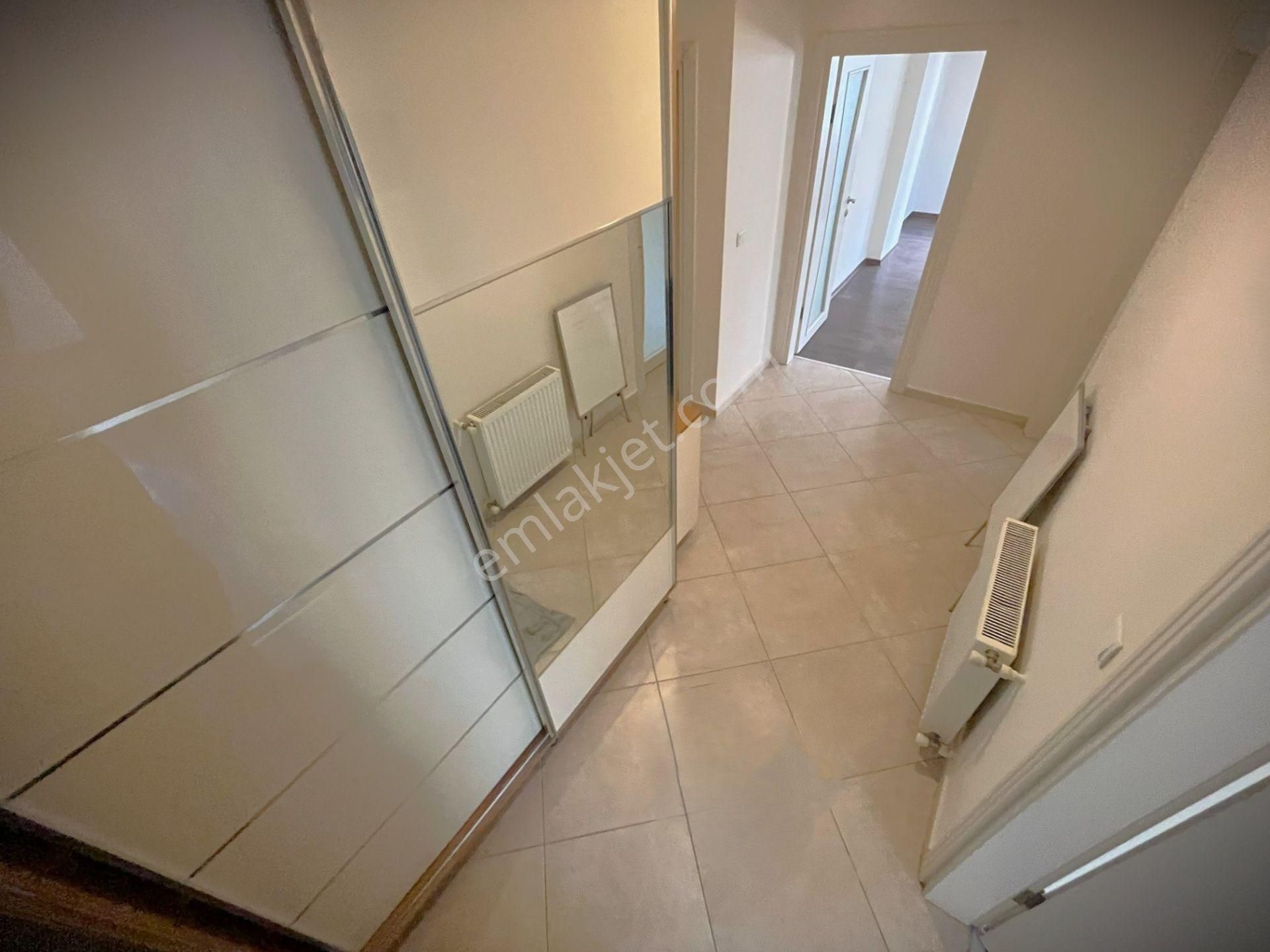 Akçay Merkez'de Aygülden Ayrı Mutfak 8 Yaşında Doğalgaz Kombili Geniş Çift Balkonlu 2+1satılık Daire - Görsel 14