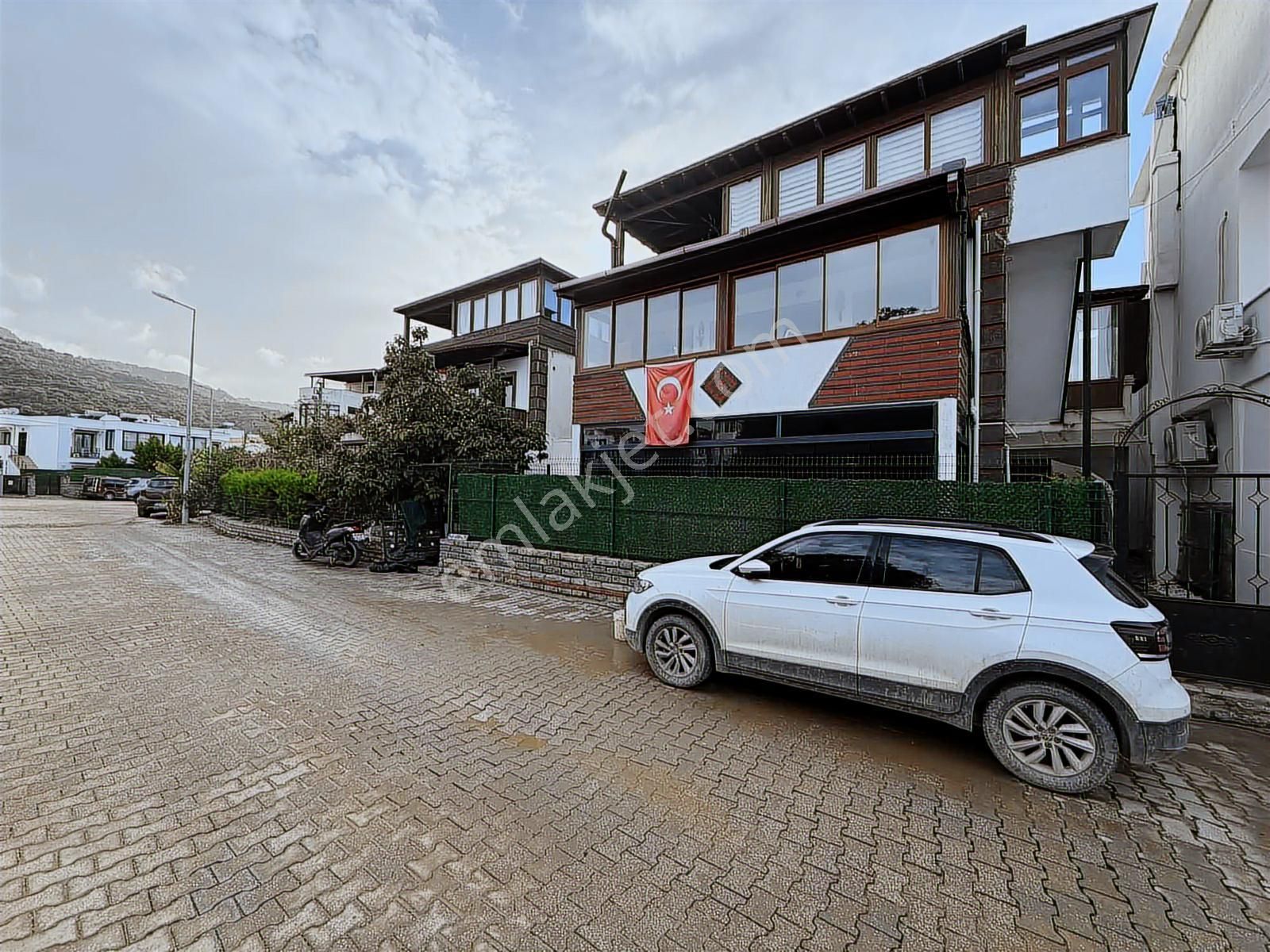 Turgutreıs Akçalan Satılık 2 + 1 Bahçe Katı Daıre