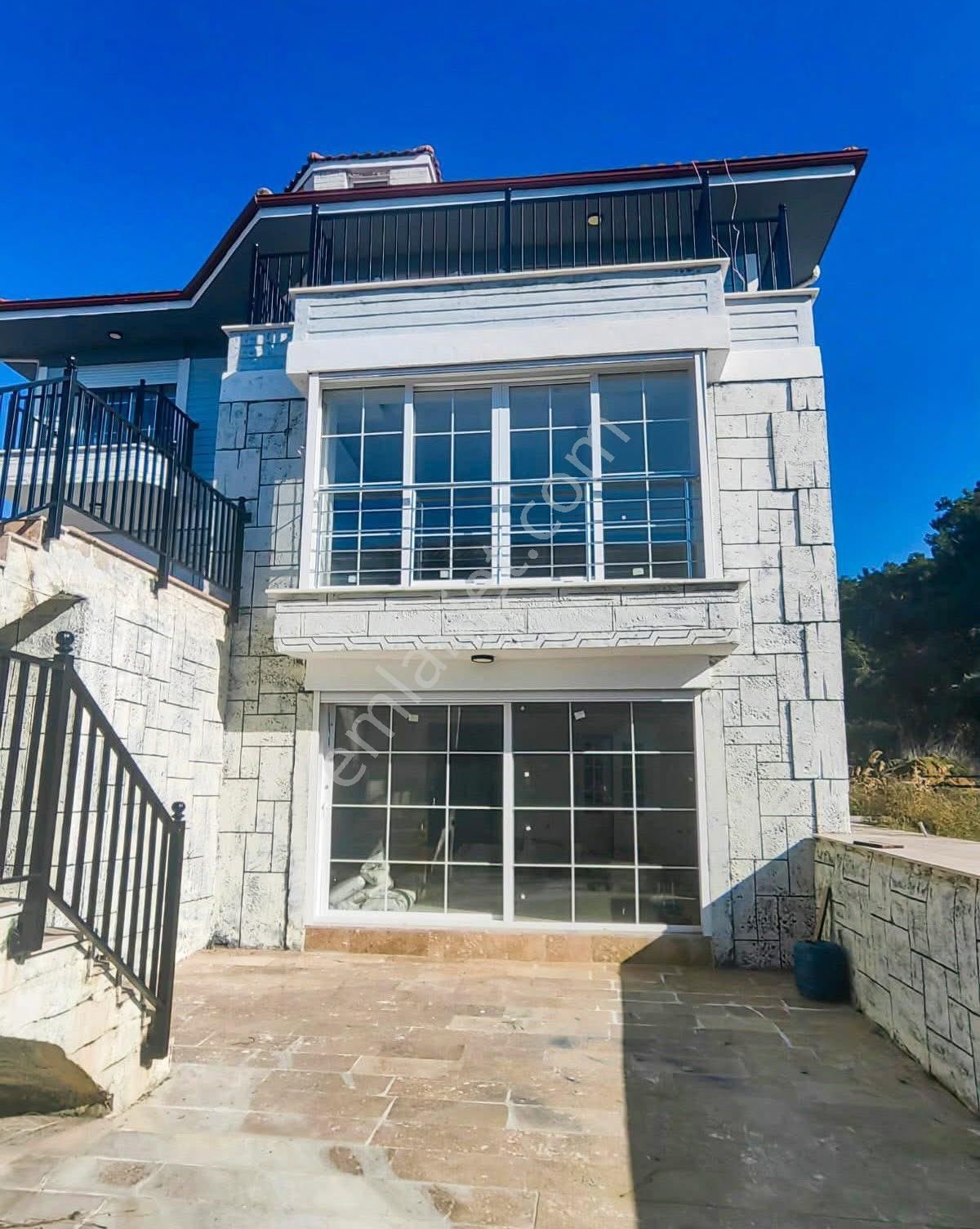 Kuşadası Soğucak Geniş Arsali Müstakil Villa 5+2 15.000.000