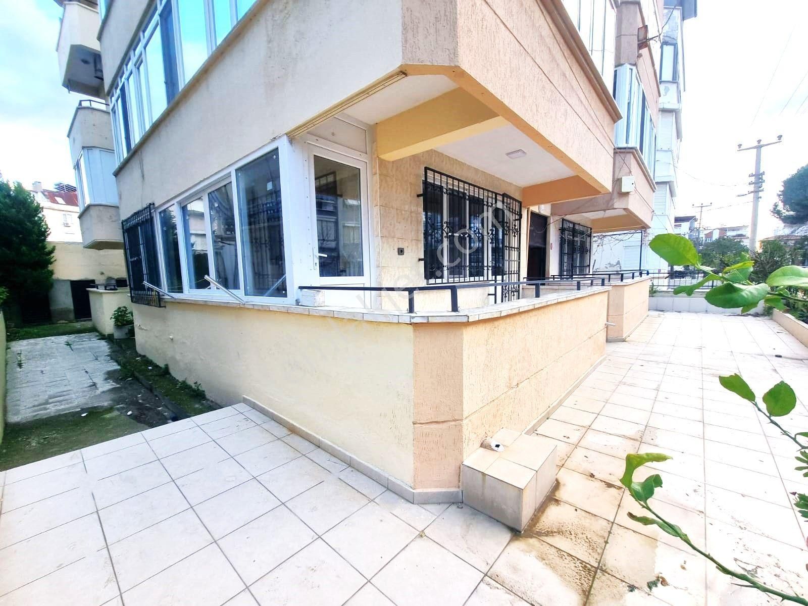 Aygül'den Akçay Merkez'de Geniş Bahçe Kullanımlı Ön Cephe Masrafsız Ayrı Mutfaklı 2+1 Satılık Daire