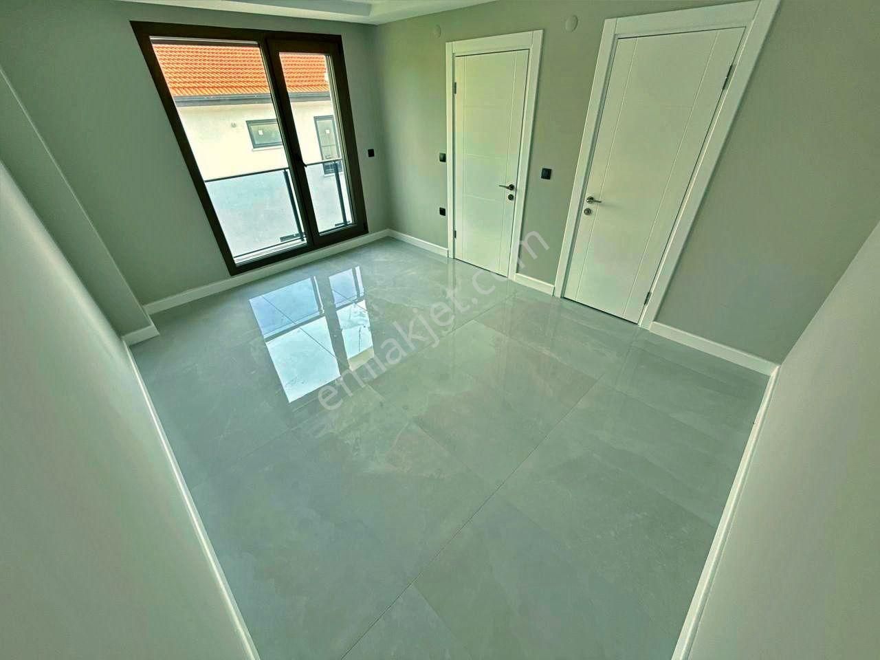 Uytundan Akçay'da Özel Otoparklı Sıfır 3+1 Lüks Villa - Görsel 35