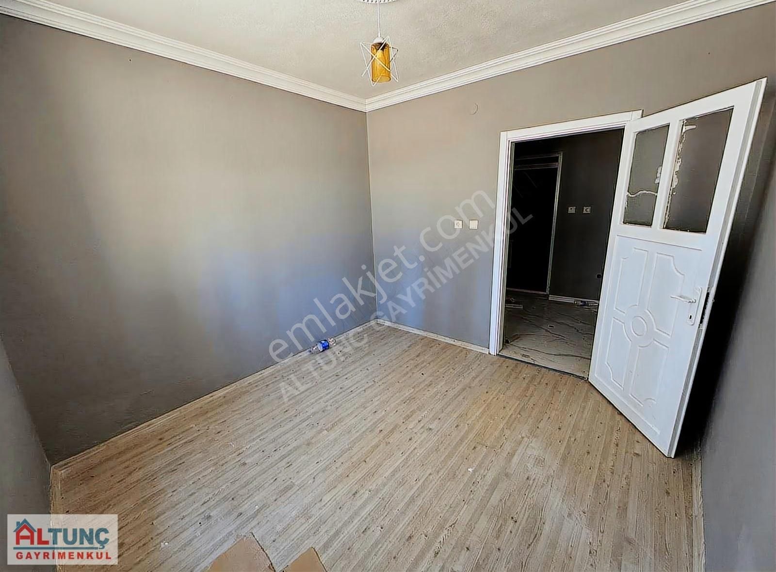 Yüzüncüyılın Merkezinde Müstakil İki Katlı Satılık Ev - Görsel 19