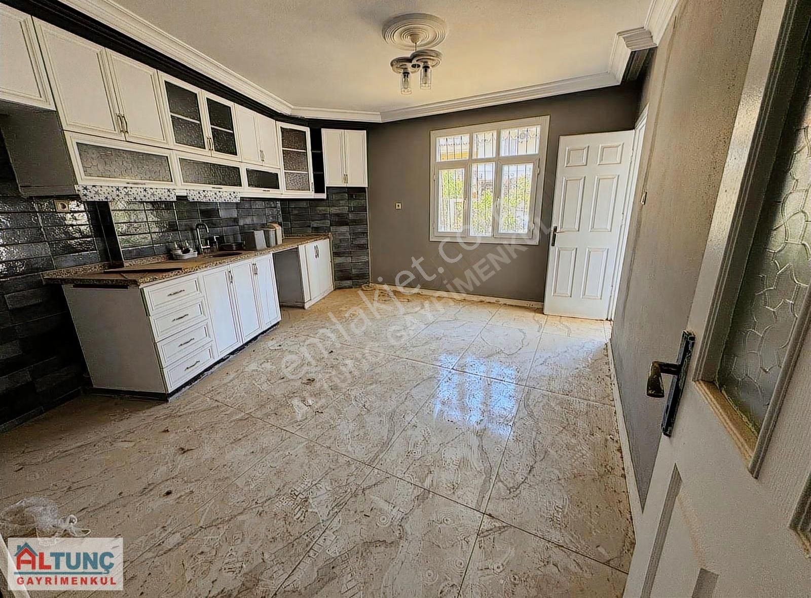 Yüzüncüyılın Merkezinde Müstakil İki Katlı Satılık Ev - Görsel 24