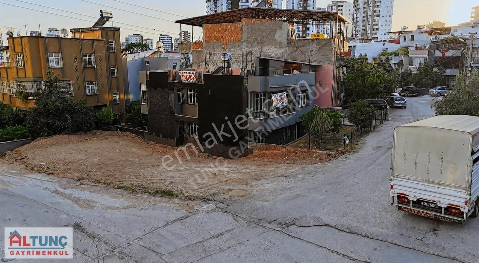 Yüzüncüyılın Merkezinde Müstakil İki Katlı Satılık Ev