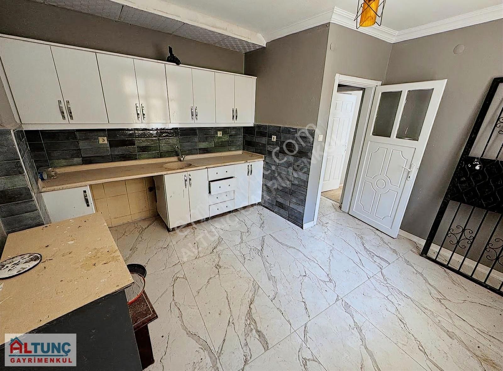 Yüzüncüyılın Merkezinde Müstakil İki Katlı Satılık Ev - Görsel 29