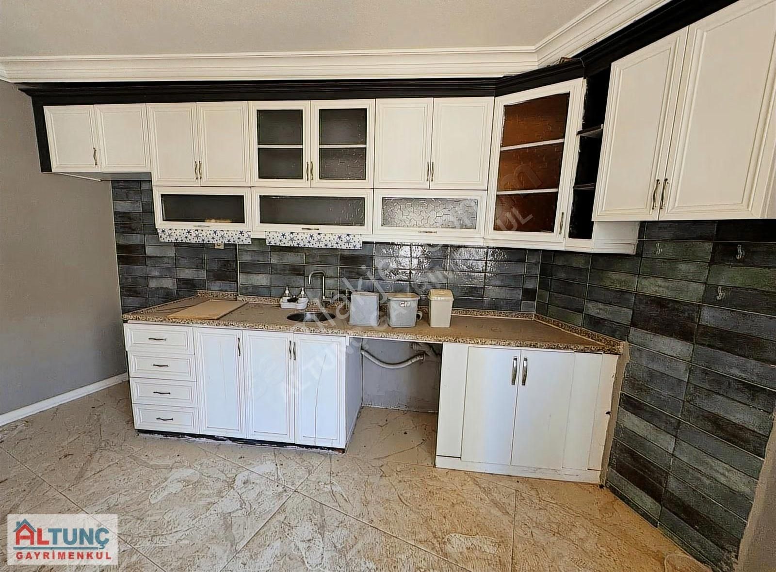 Yüzüncüyılın Merkezinde Müstakil İki Katlı Satılık Ev - Görsel 9