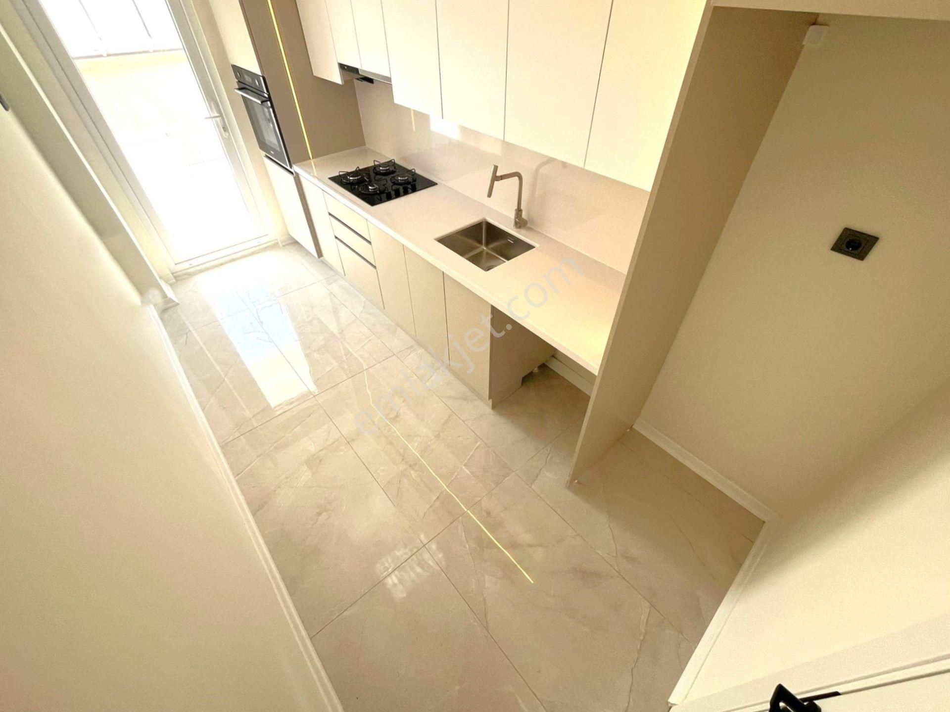 Akçay Merkez'de Aygül Farkıyla Denize Çok Yakın Modern Dizaynı İle İçi Full Yapılı 2+1 Satılık Daire