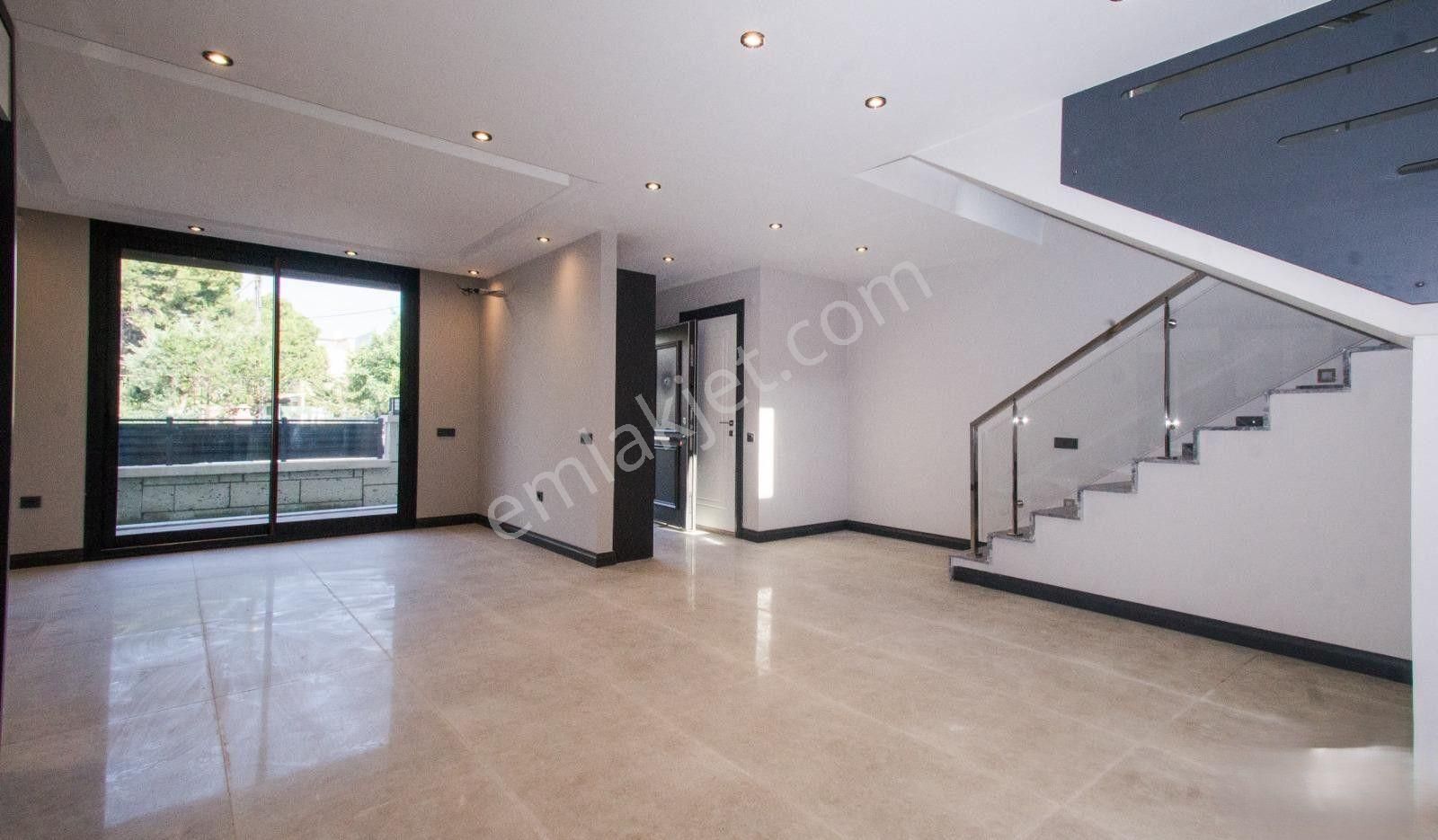 Uytundan İzmir Urla Çeşmealtı'nda Denize 50m Bahçeli 4+1 Triplex - Görsel 15