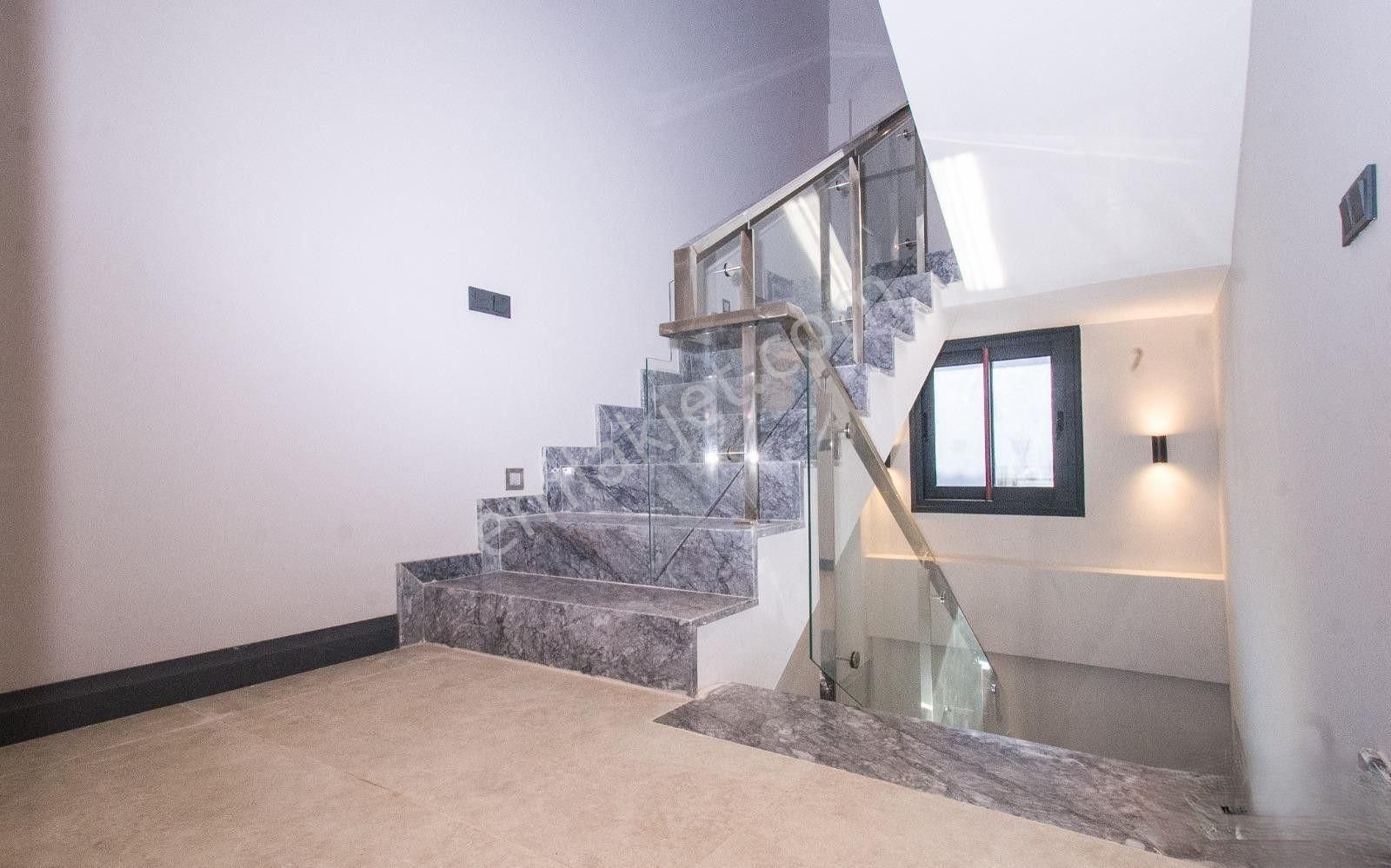 Uytundan İzmir Urla Çeşmealtı'nda Denize 50m Bahçeli 4+1 Triplex - Görsel 31