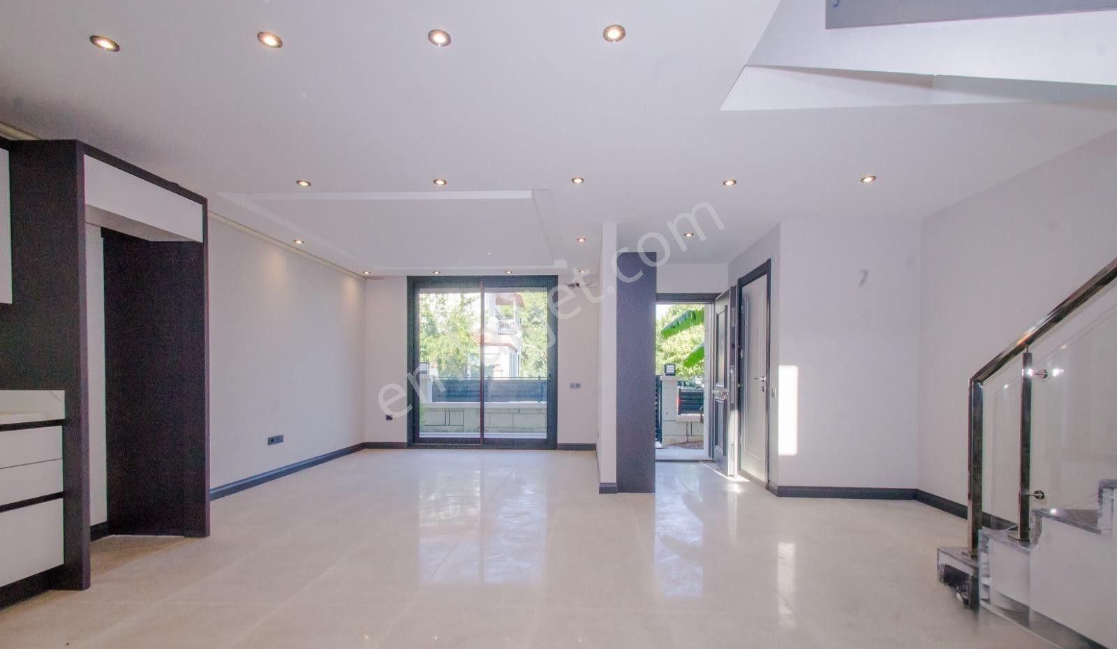 Uytundan İzmir Urla Çeşmealtı'nda Denize 50m Bahçeli 4+1 Triplex - Görsel 13